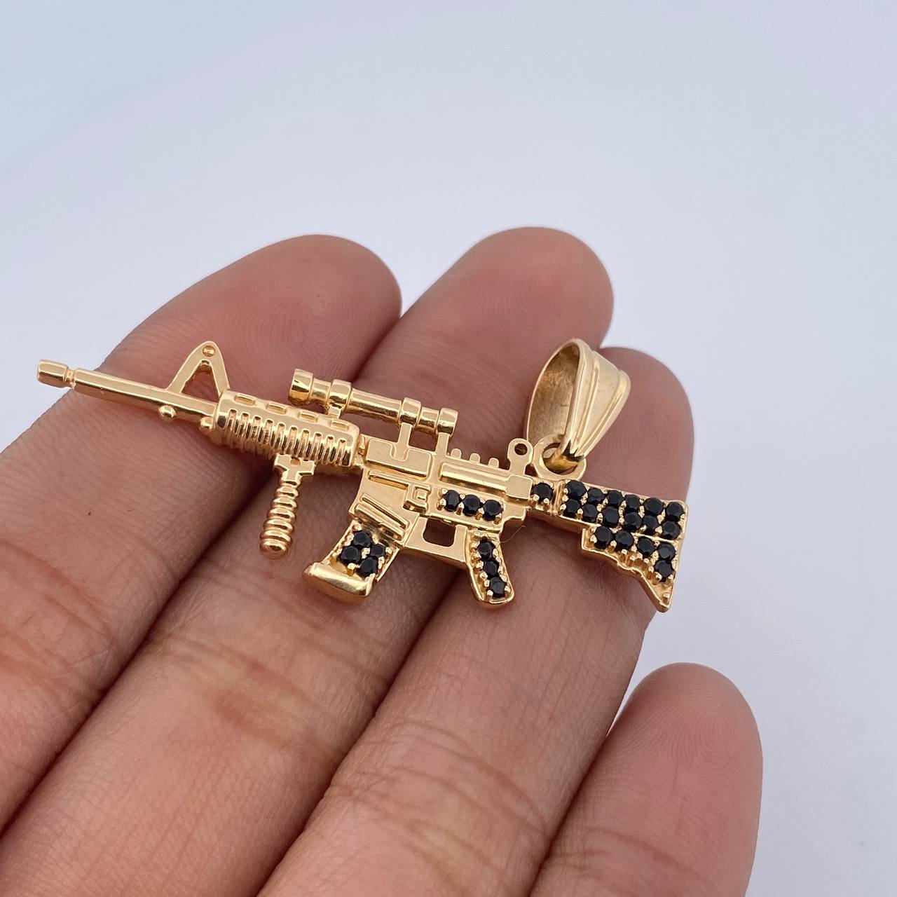 Dije Arma Fusil M 9.2gr / 4.7cm / Circones Negros Oro Amarillo 18K &
