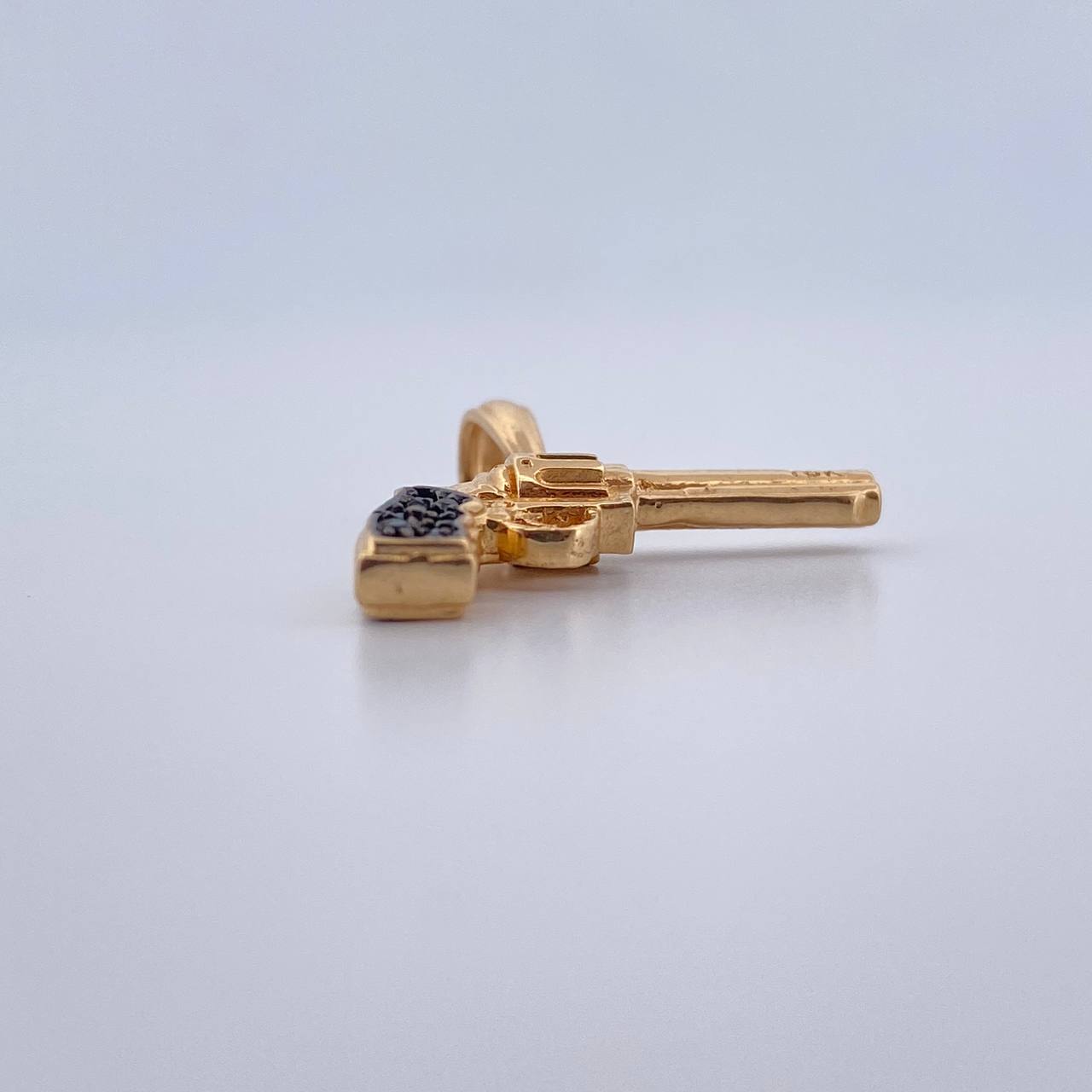 Dije Arma Revolver 2.7gr / 2.2cm / Circones Negros Oro Amarillo 18K &