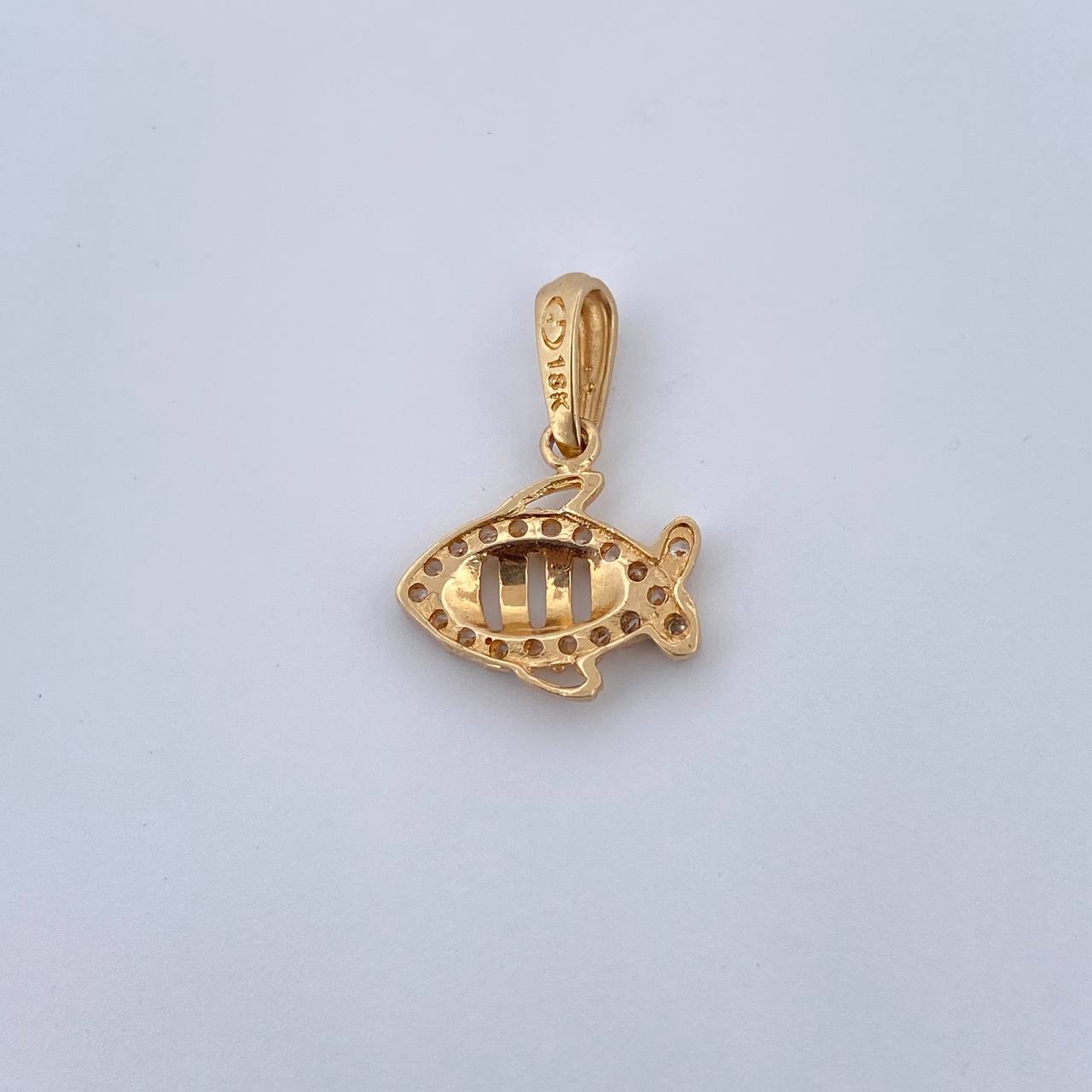 Dije Pez 1.1gr / 1.9cm / Circones Blancos Oro Amarillo 18K &