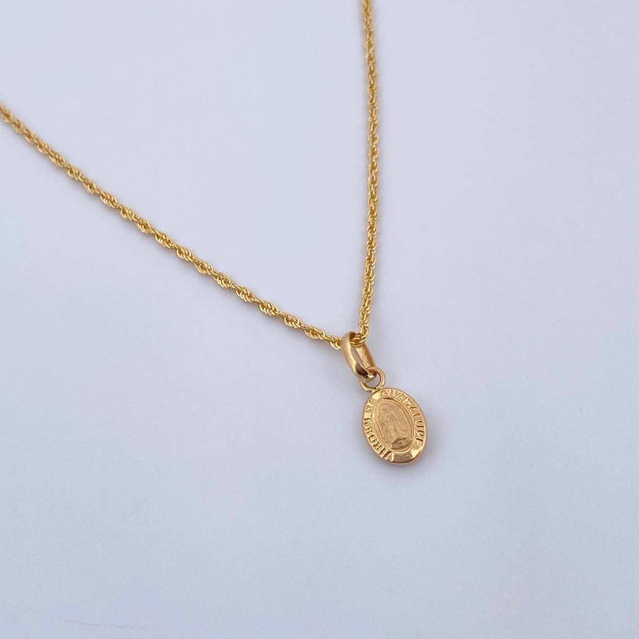 Set Cadena Lazo 0.9gr / 45cm / 0.9mm + Dije Virgen Guadalupe 0.35gr / 1.5cm Troquelado Oro Amarillo 18K (Oferta) &