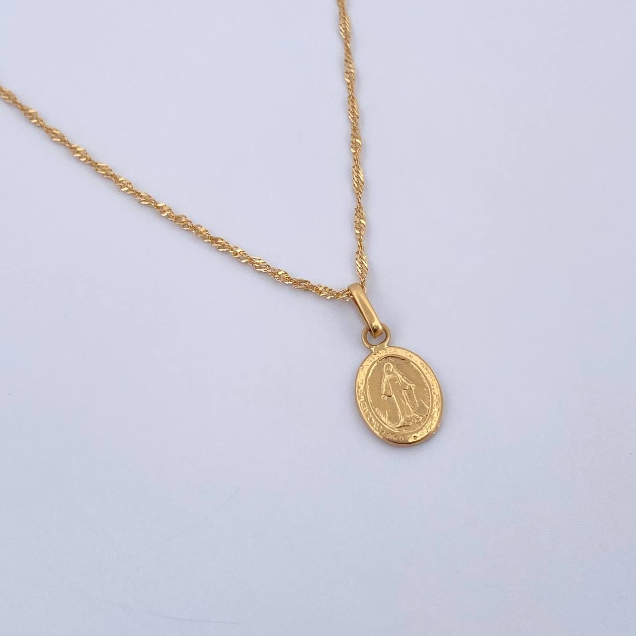 Set Cadena Singapur 1.25gr / 45cm / 0.9mm + Dije Virgen Milagrosa 0.45gr / 1.8cm Liso Oro Amarillo 18K (Oferta) &