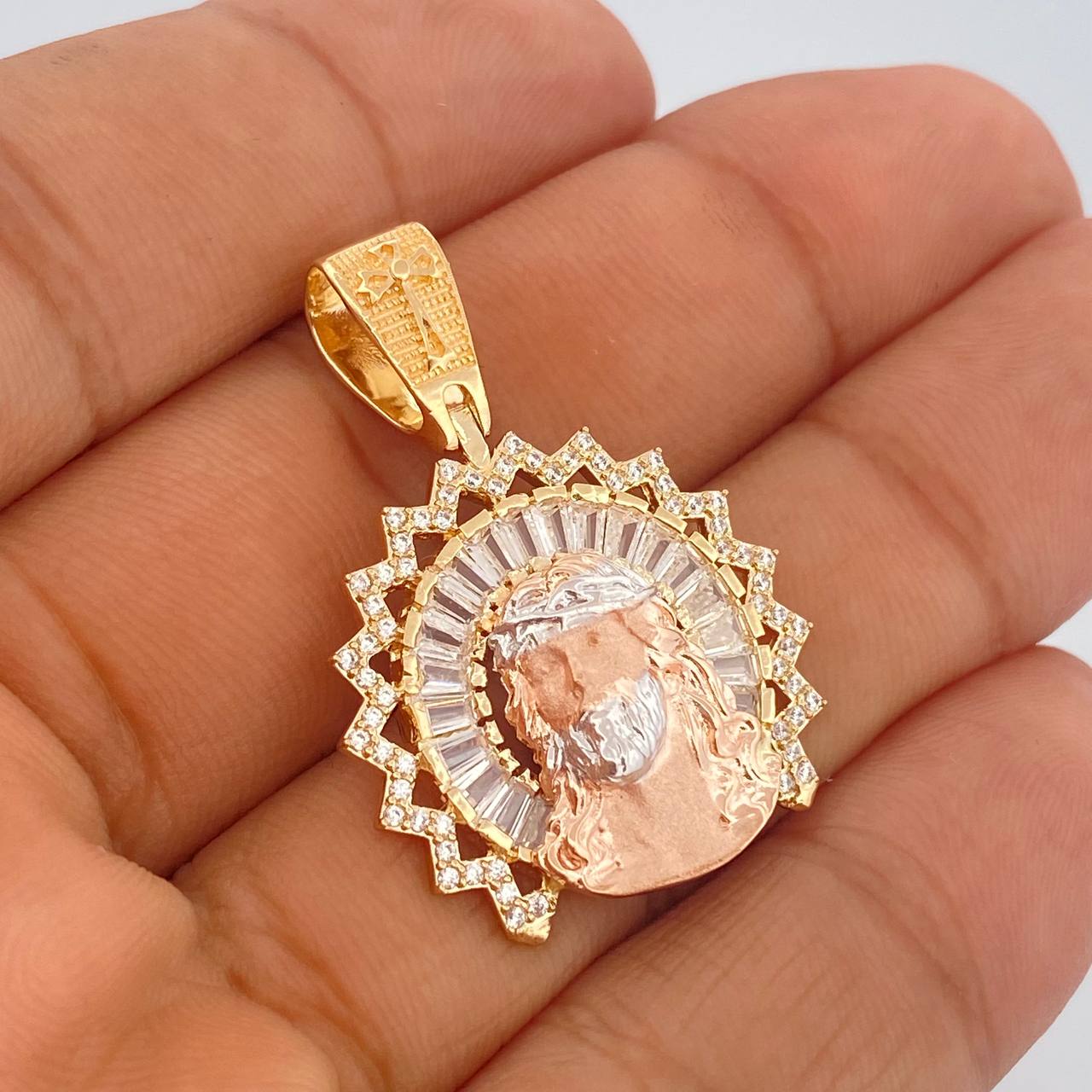 Dije Rostro Cristo 8.3gr / 3.6cm / Tres Oros 18K $