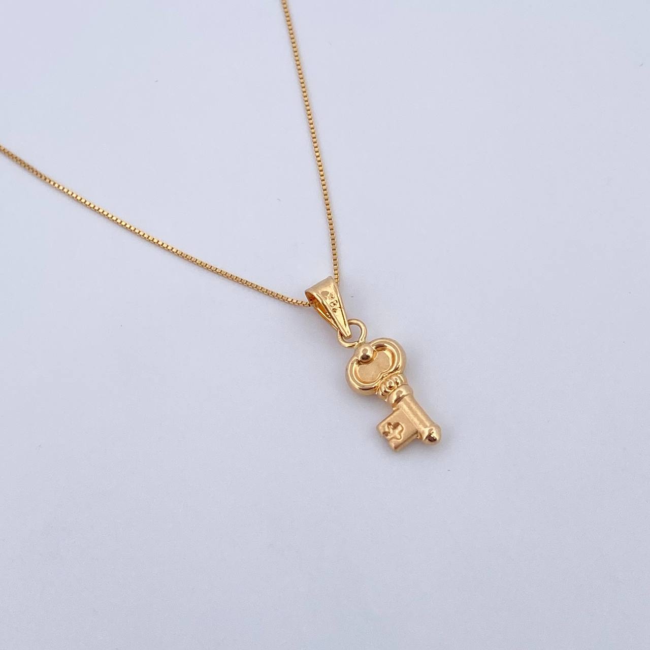 Set Cadena Veneciana 1.1gr / 45cm / 0.5mm + Dije Llave 0.5gr / 2cm Troquelado Oro Amarillo 18K (Oferta) &