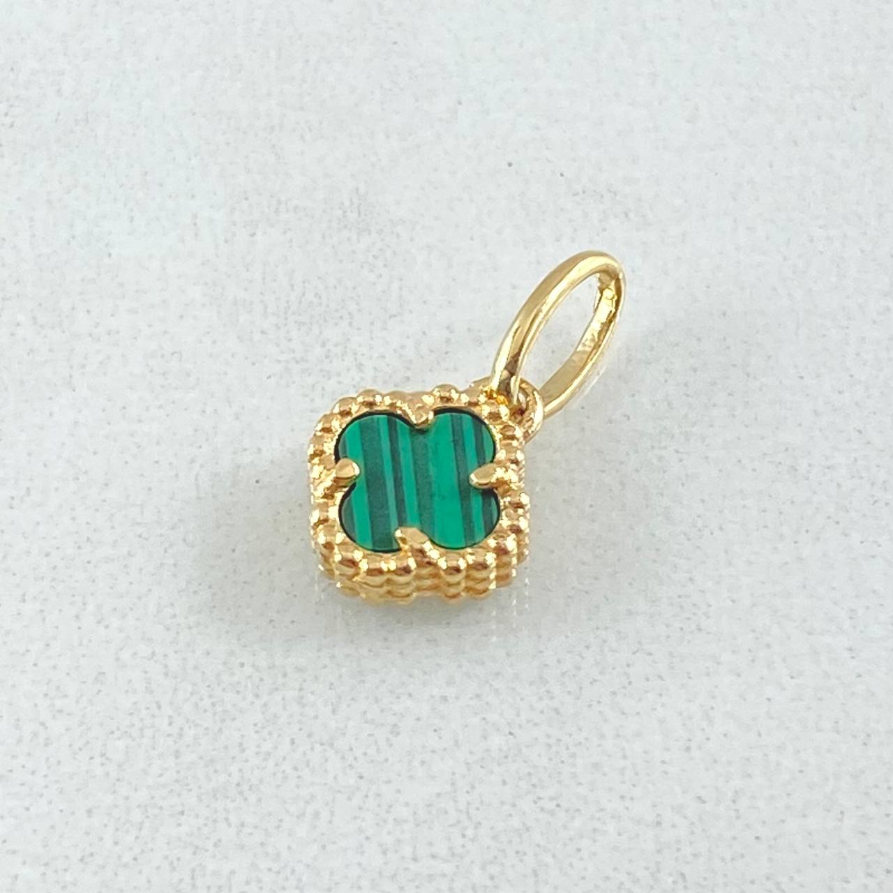Dije Trebol Verde 0.95gr / 1.5cm / Oro Amarillo Nac.Esp. 18K