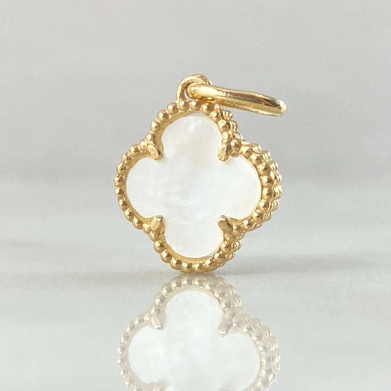 Dije Trebol Blanco 1.8gr / 1.9cm / Oro Amarillo Nac.Esp. 18K