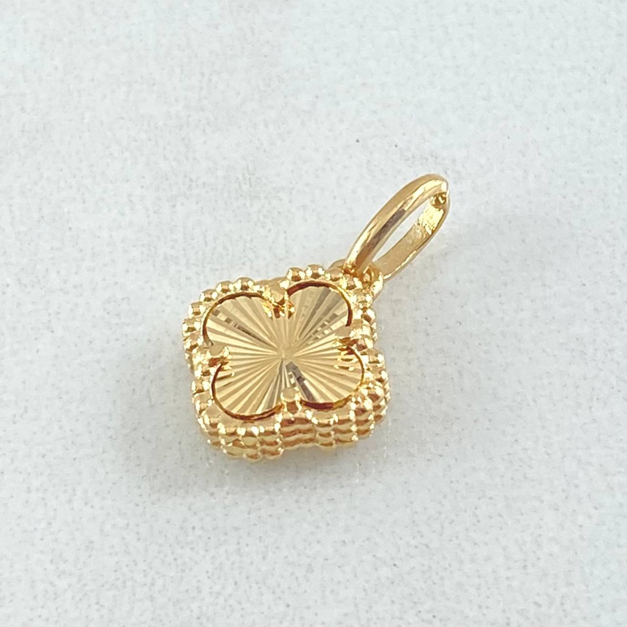 Dije Trebol Dorado  1.4gr / 1.7cm / Oro Amarillo Nac.Esp. 18K ©