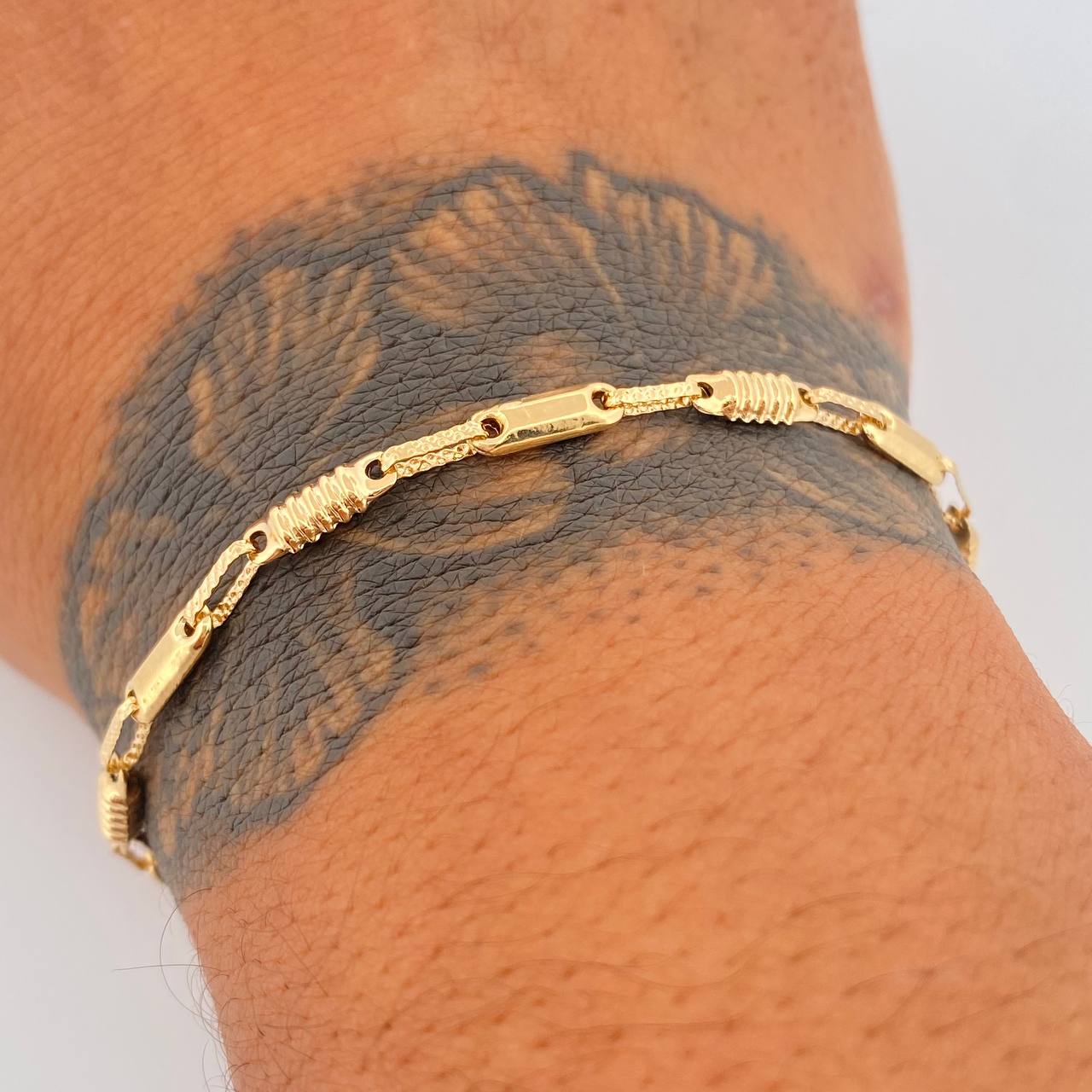 Pulso Rustico Barril 3.6gr / 21.5cm / Oro 18K $