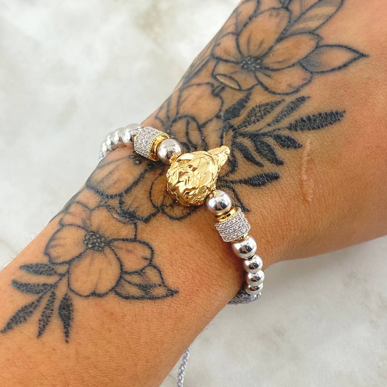 Pulsera Gris Herraje Lobo 8gr / 5mm-6mm Bolas Lisas 12und Circones Blancos Dos Oros Amarillo Blanco 18K  *