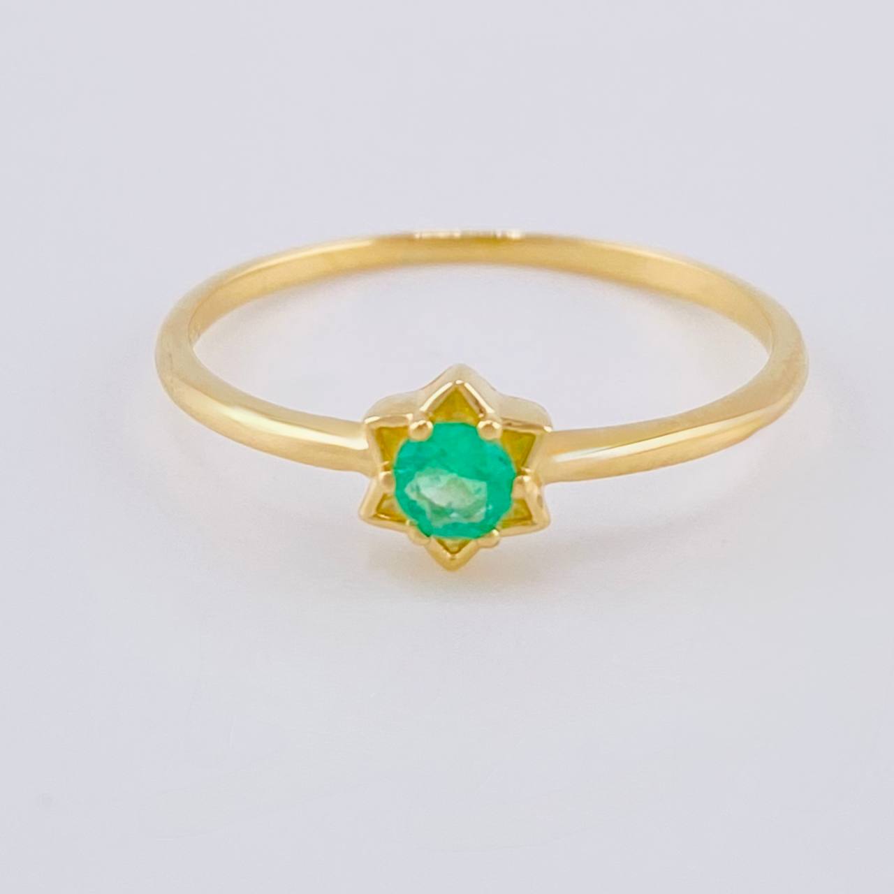 Anillo Flor Estrellado 1.35 g / T7 Oro Amarillo 18K
