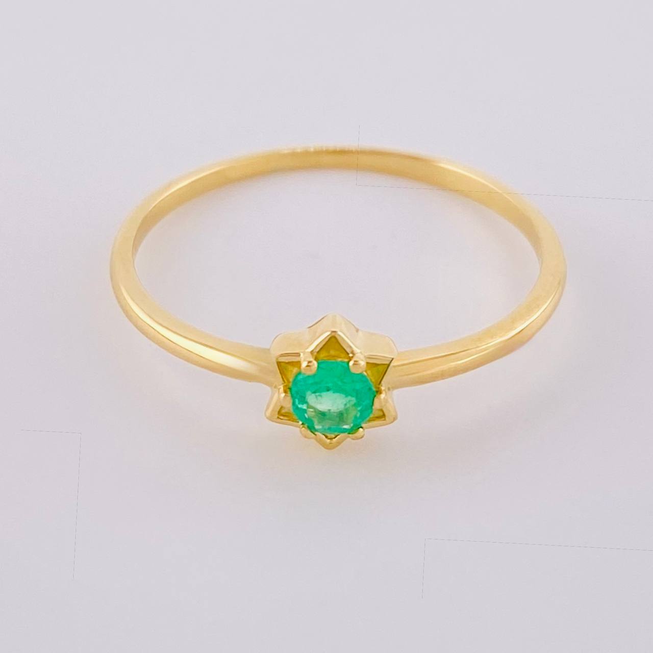 Anillo Flor Estrellado 1.35 g / T7 Oro Amarillo 18K