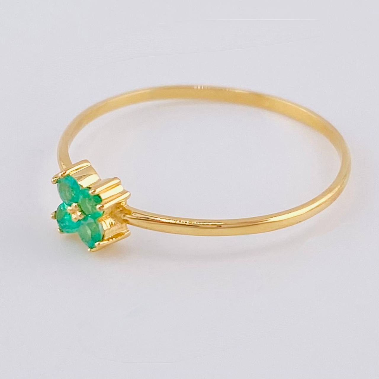 Anillo Flor Trebol Esmeralda 13Pts 0.95 g / T8 1/2 Oro Amarillo 18K