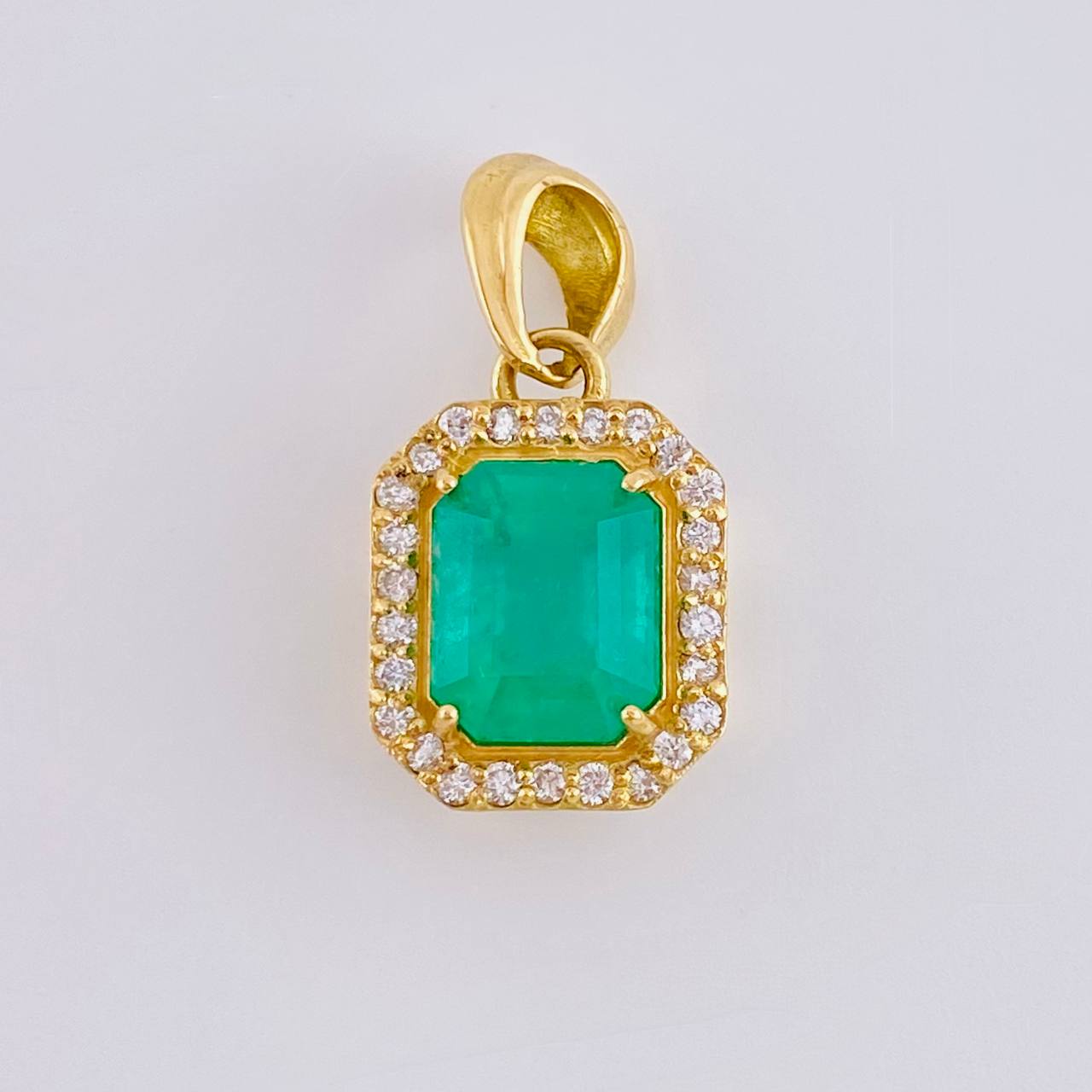 Dije Marco Cuadrado Tridimensional Esmeralda 2,54 Qts 20Pts 3.5 g / 2.1 cm Oro Amarillo 18K
