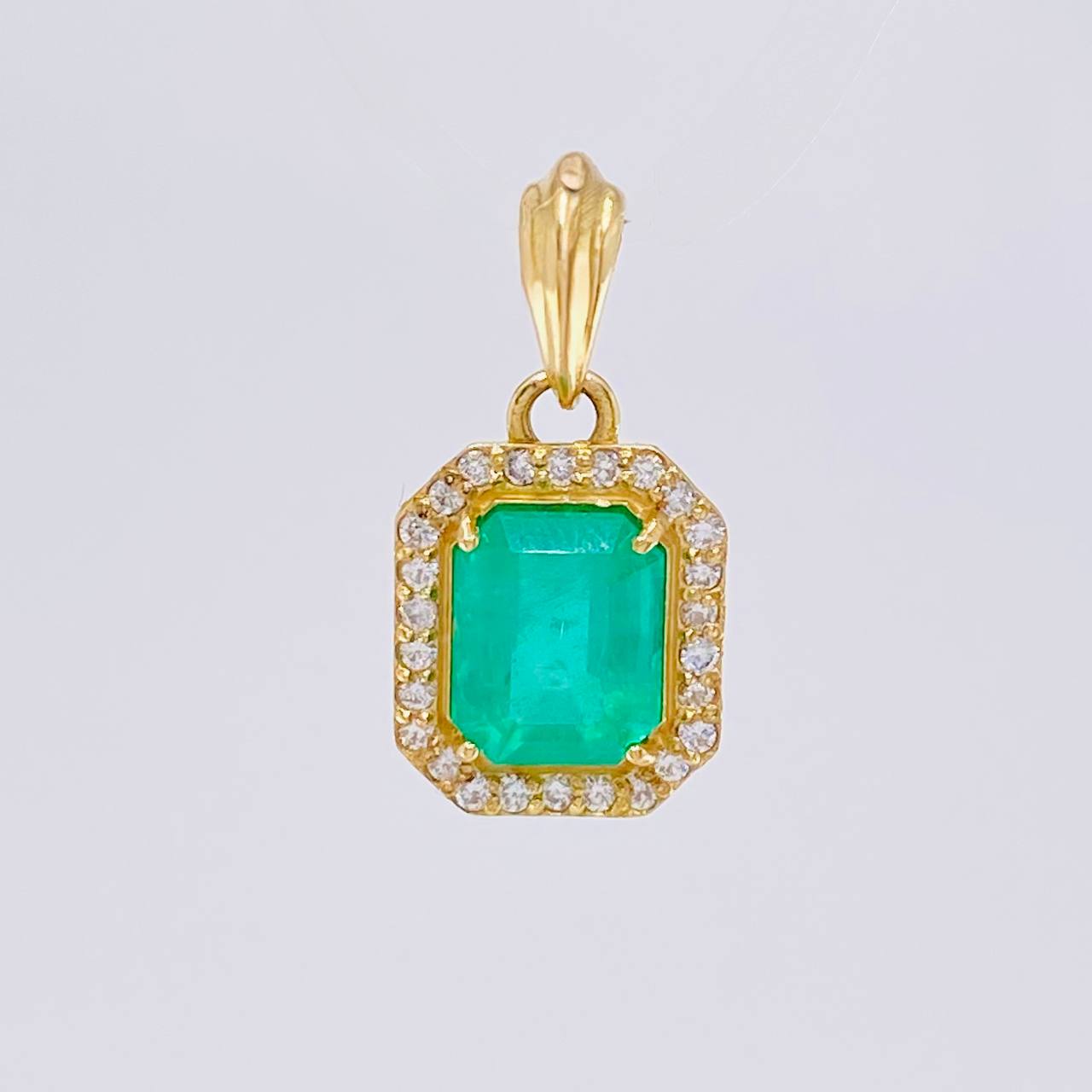 Dije Marco Cuadrado Tridimensional Esmeralda 2,54 Qts 20Pts 3.5 g / 2.1 cm Oro Amarillo 18K