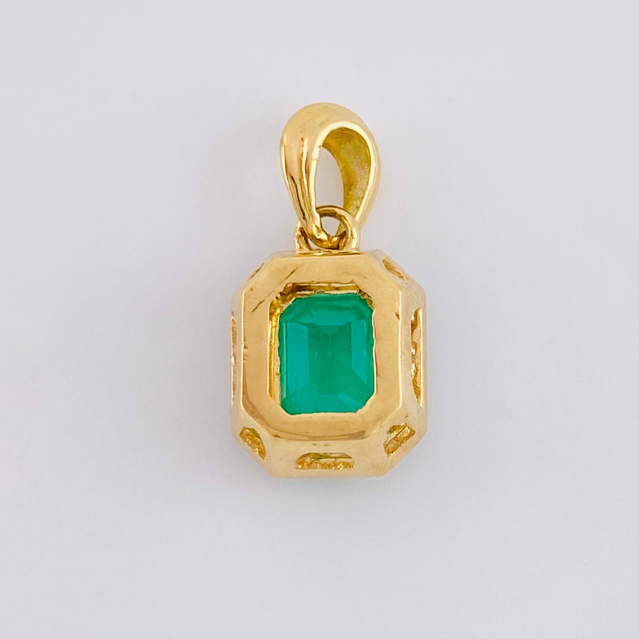 Dije Marco Cuadrado Tridimensional Esmeralda 2,54 Qts 20Pts 3.5 g / 2.1 cm Oro Amarillo 18K