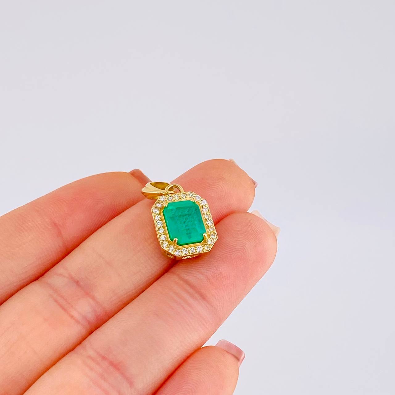 Dije Marco Cuadrado Tridimensional Esmeralda 2,54 Qts 20Pts 3.5 g / 2.1 cm Oro Amarillo 18K