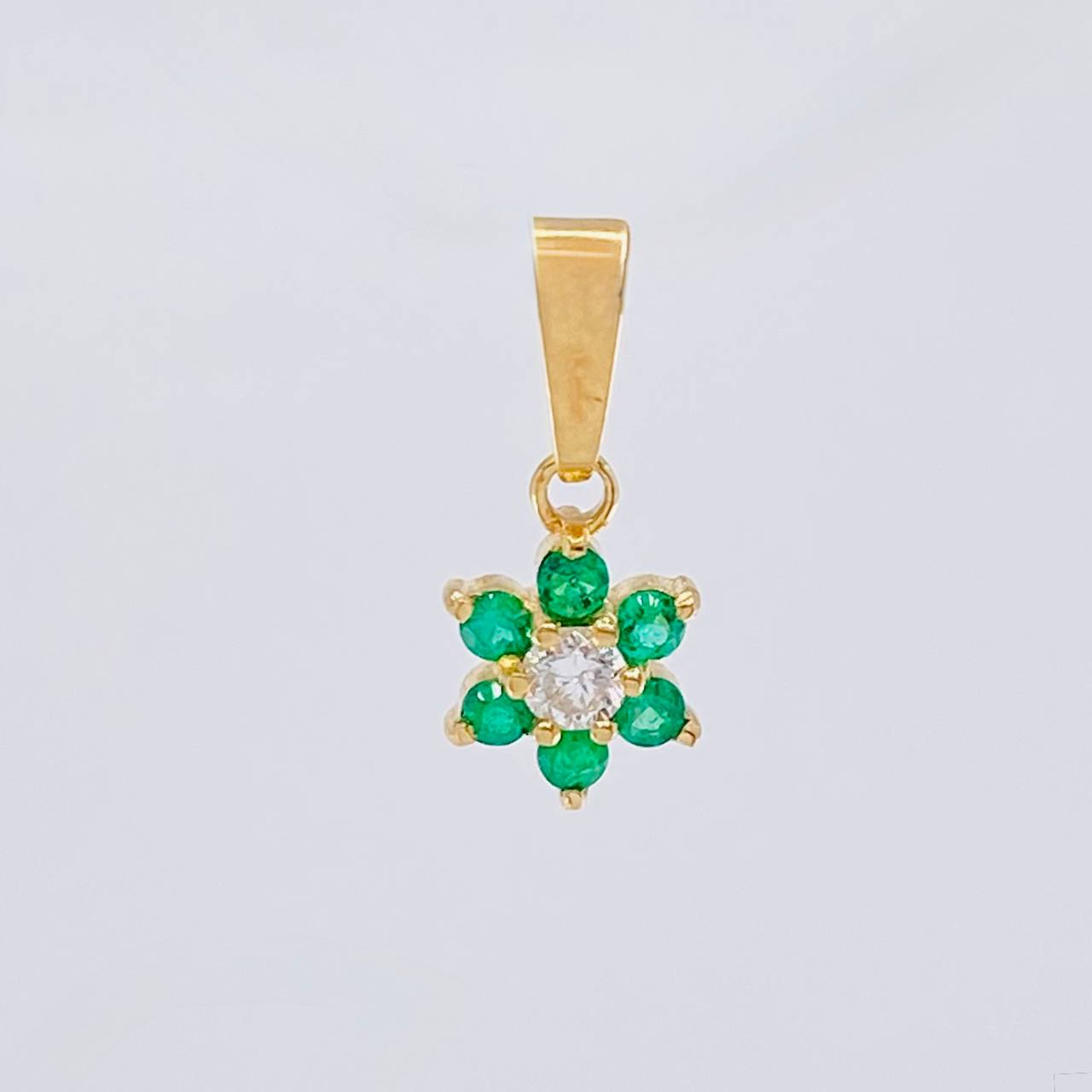 Dije Flor Esmeraldas 9Pts Diamante 9Pts 0.85 g / 1.5 cm Oro Amarillo 18K