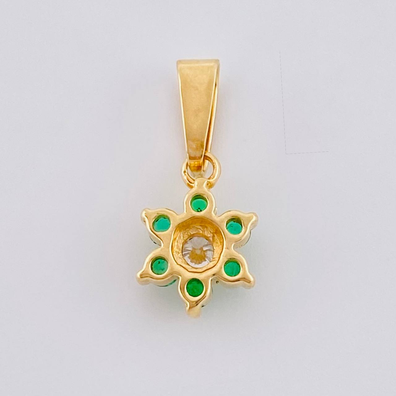 Dije Flor Esmeraldas 9Pts Diamante 9Pts 0.85 g / 1.5 cm Oro Amarillo 18K