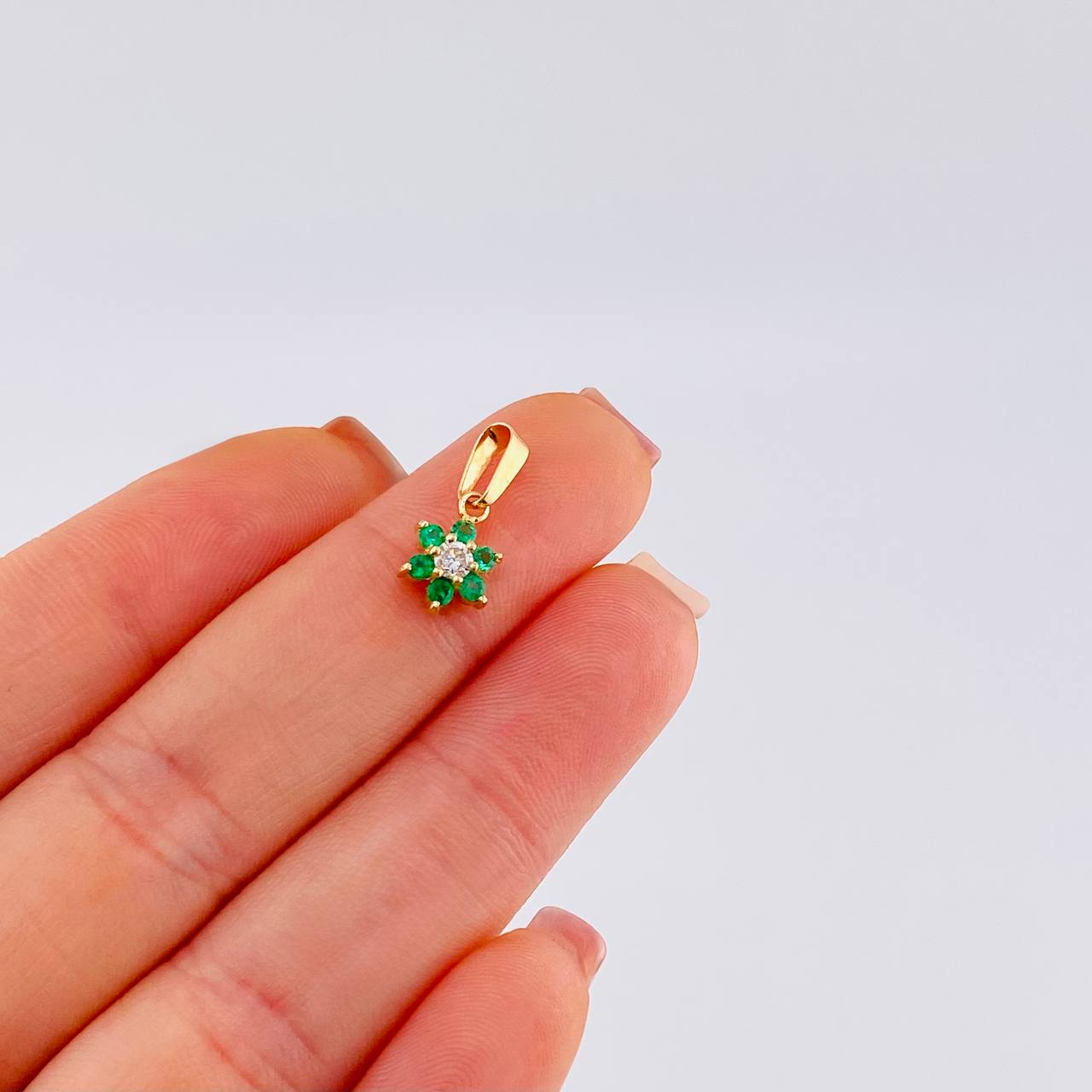 Dije Flor Esmeraldas 9Pts Diamante 9Pts 0.85 g / 1.5 cm Oro Amarillo 18K