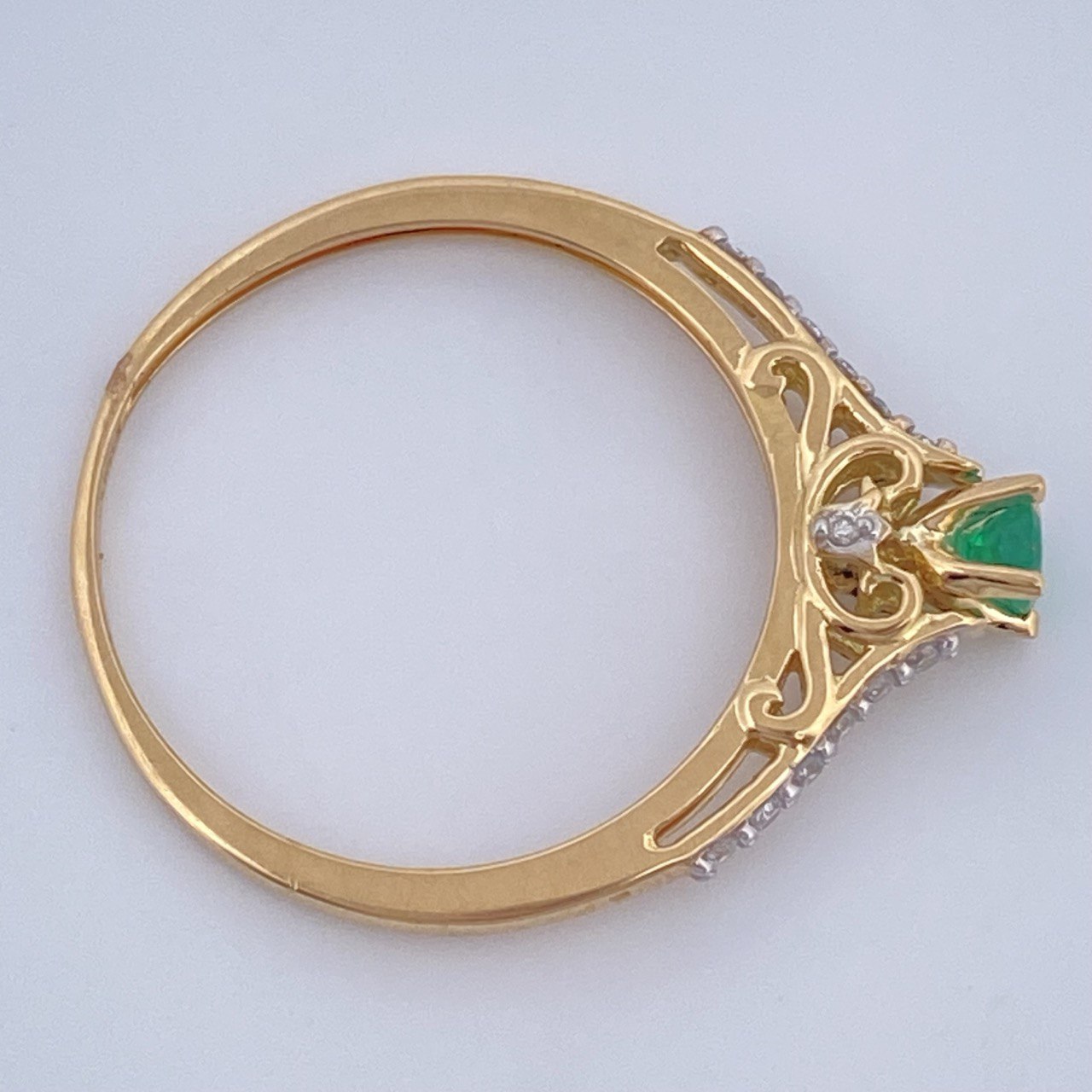 Anillo Solitario Churumbela Esmeralda 1.85gr / T6 3/4 / Dos Oros Amarillo Blanco 18K %