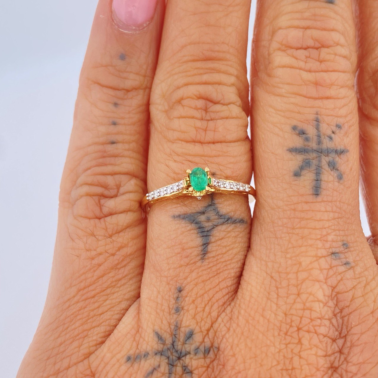 Anillo Solitario Churumbela Esmeralda 1.85gr / T6 3/4 / Dos Oros Amarillo Blanco 18K %