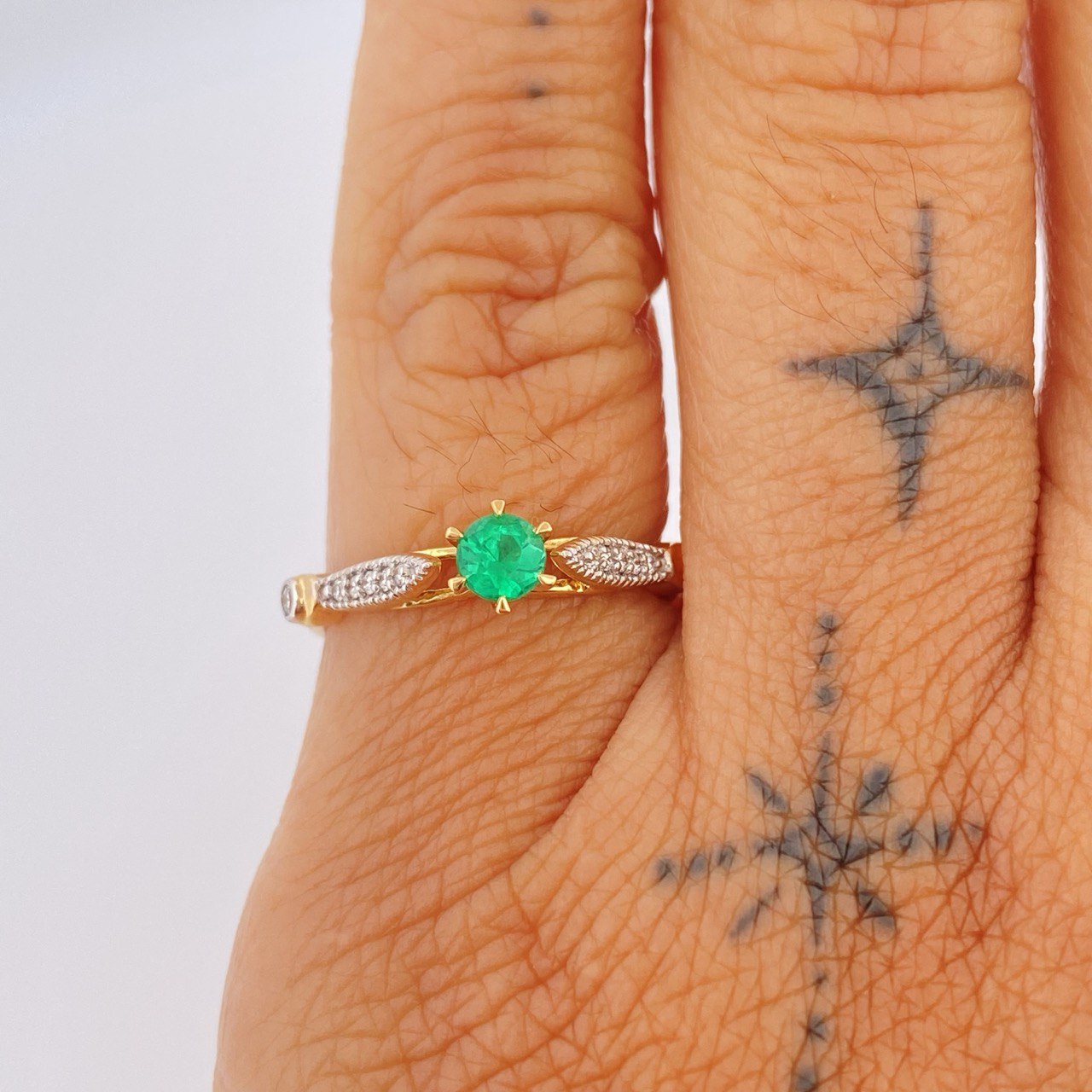 Anillo Solitario Nudos Esmeralda 2.05gr / T5 1/2 / Dos Oros Amarillo Blanco 18K %