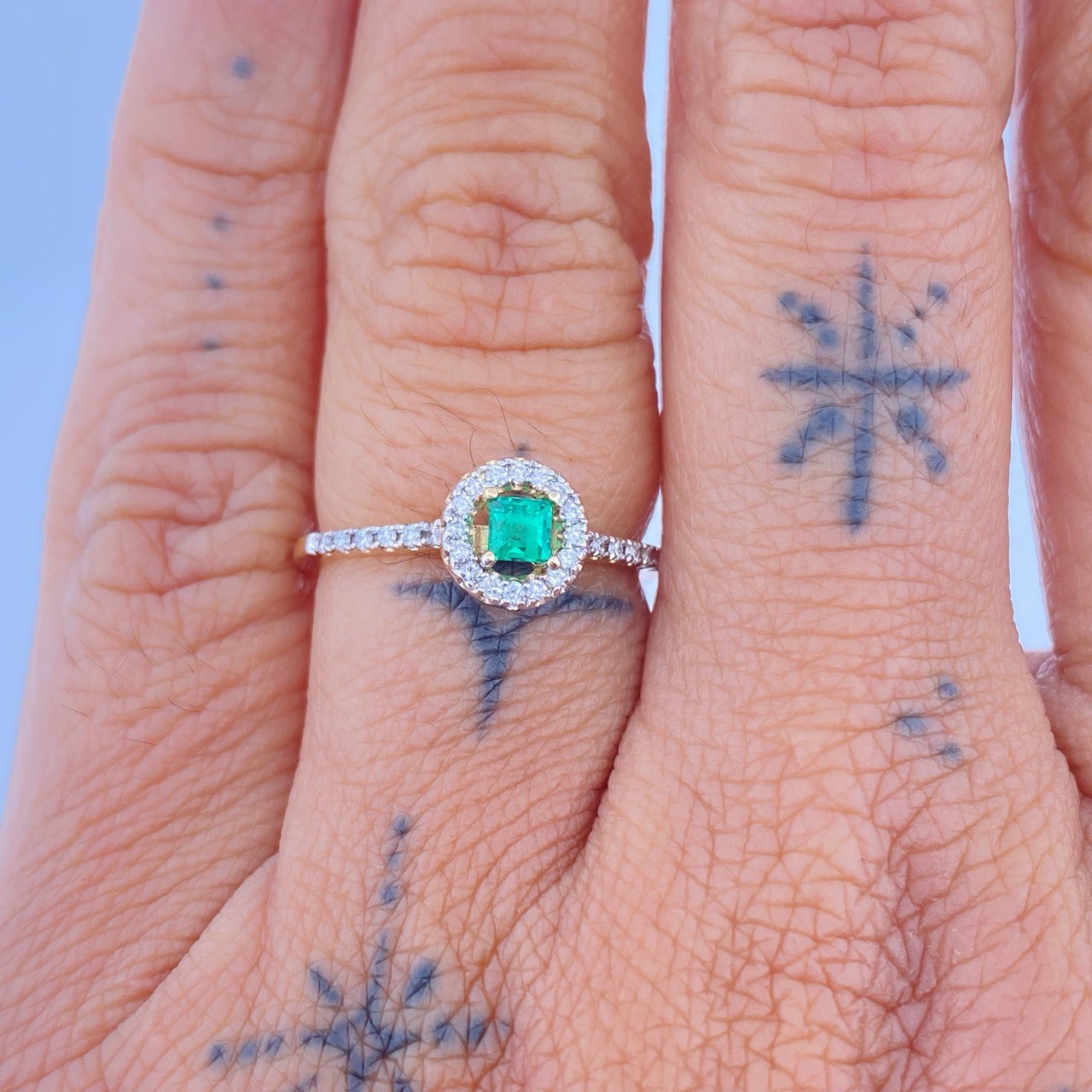 Anillo Solitario Circulo Esmeralda 2gr / T6 1/4 / Dos Oros Amarillo Blanco 18K %