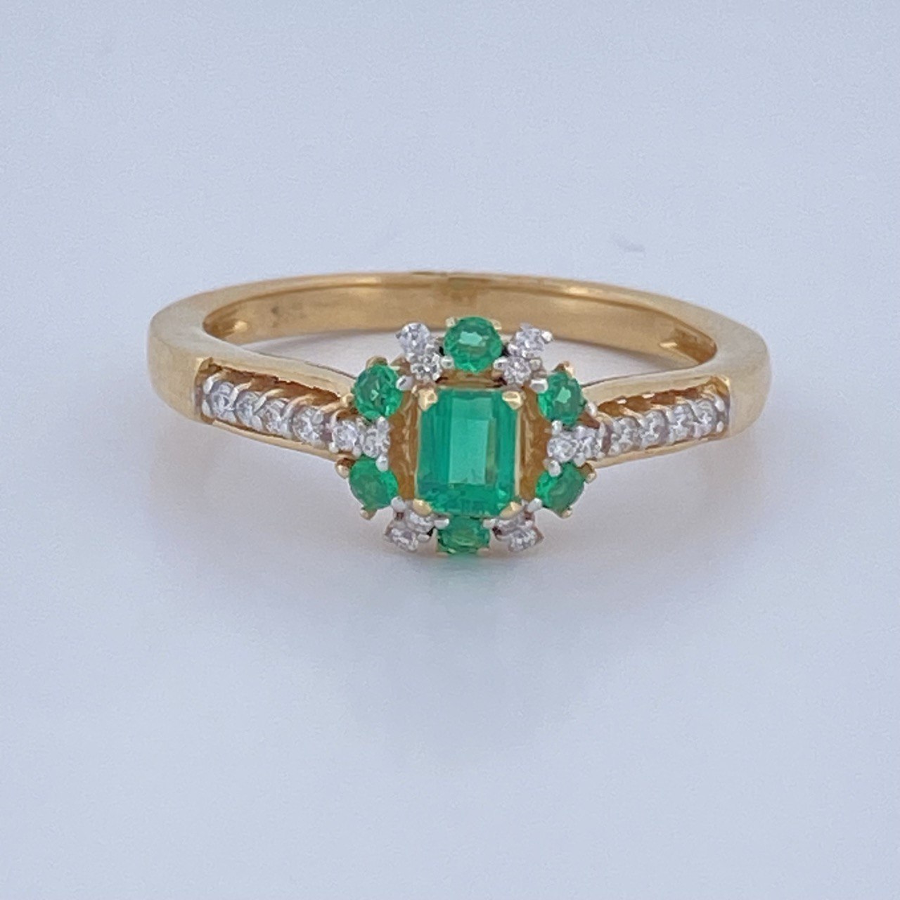 Anillo Halo Churumbela Esmeralda 3.05gr / T7 1/4 / Dos Oros Amarillo Blanco 18K %