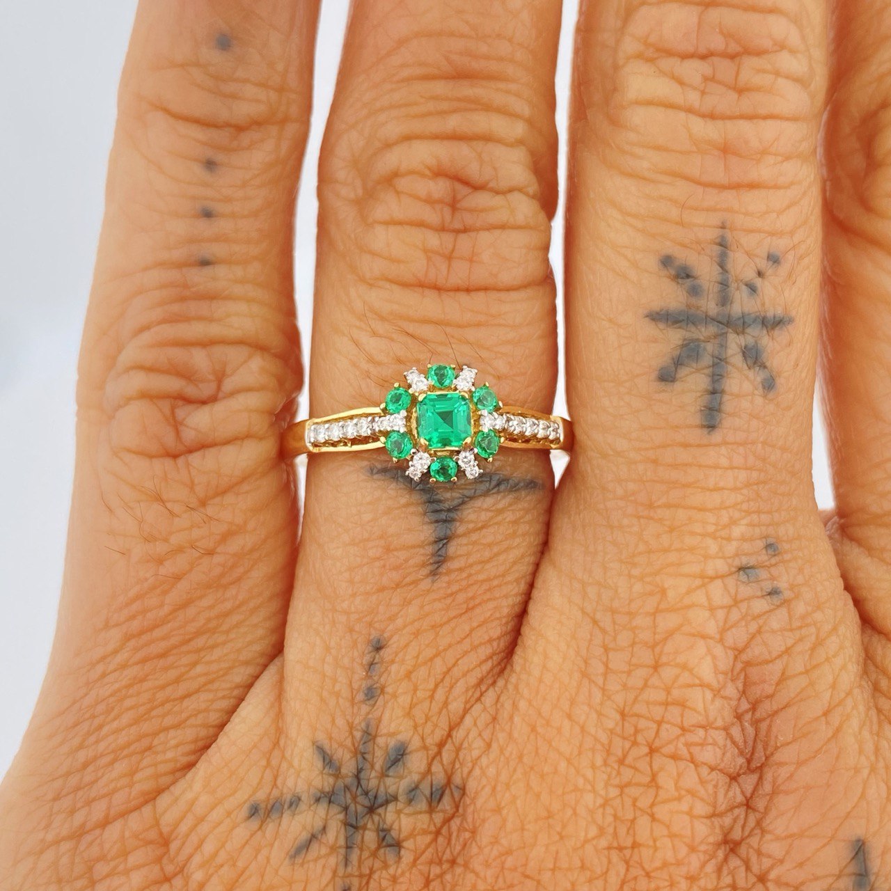 Anillo Halo Churumbela Esmeralda 3.05gr / T7 1/4 / Dos Oros Amarillo Blanco 18K %