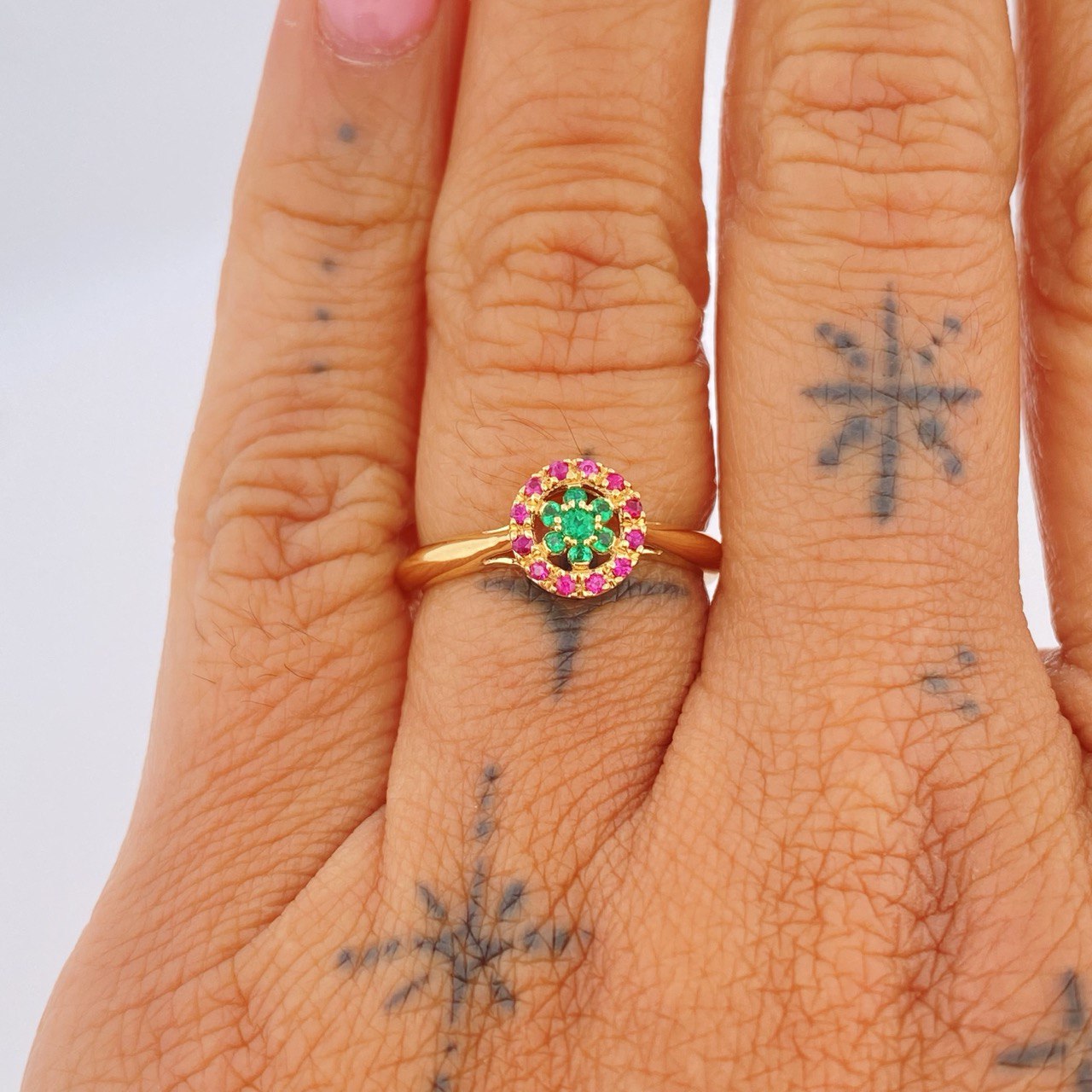 Anillo Flor Sello Esmeralda 2.45gr / T6 1/2 / Oro Amarillo 18K %