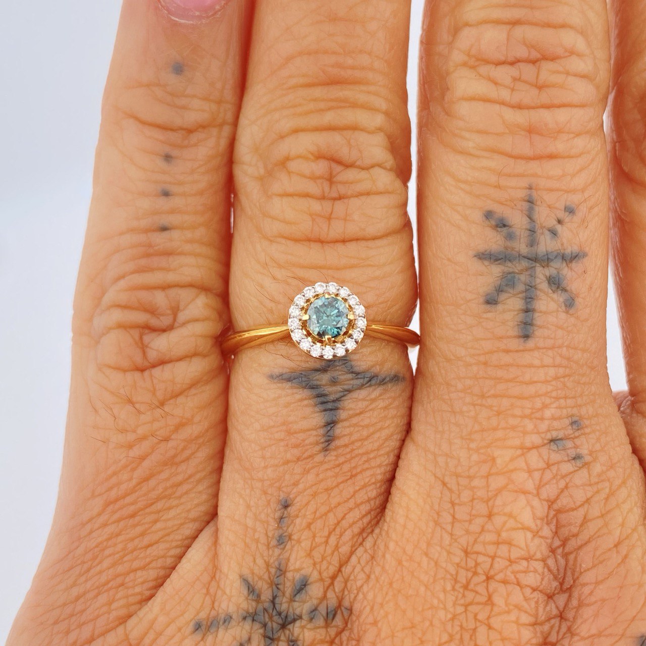 Anillo Halo Circulo Diamante 2.15gr / T6 1/4 / Dos Oros Amarillo Blanco 18K %