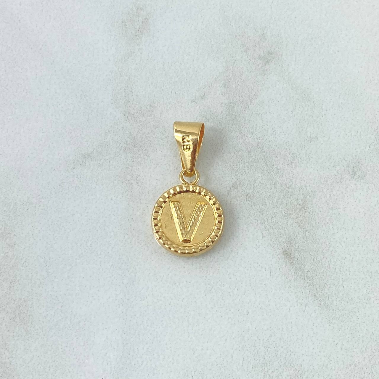 Dije Letra V Lisa 0.6gr / 1.9cm / Circulo Bordeado Oro Amarillo 18K