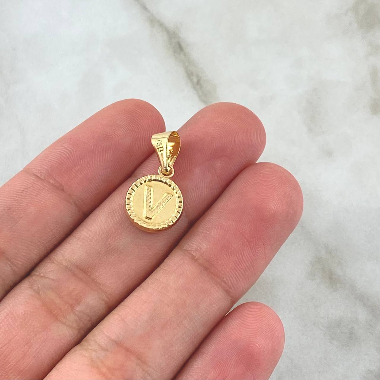 Dije Letra V Lisa 0.6gr / 1.9cm / Circulo Bordeado Oro Amarillo 18K