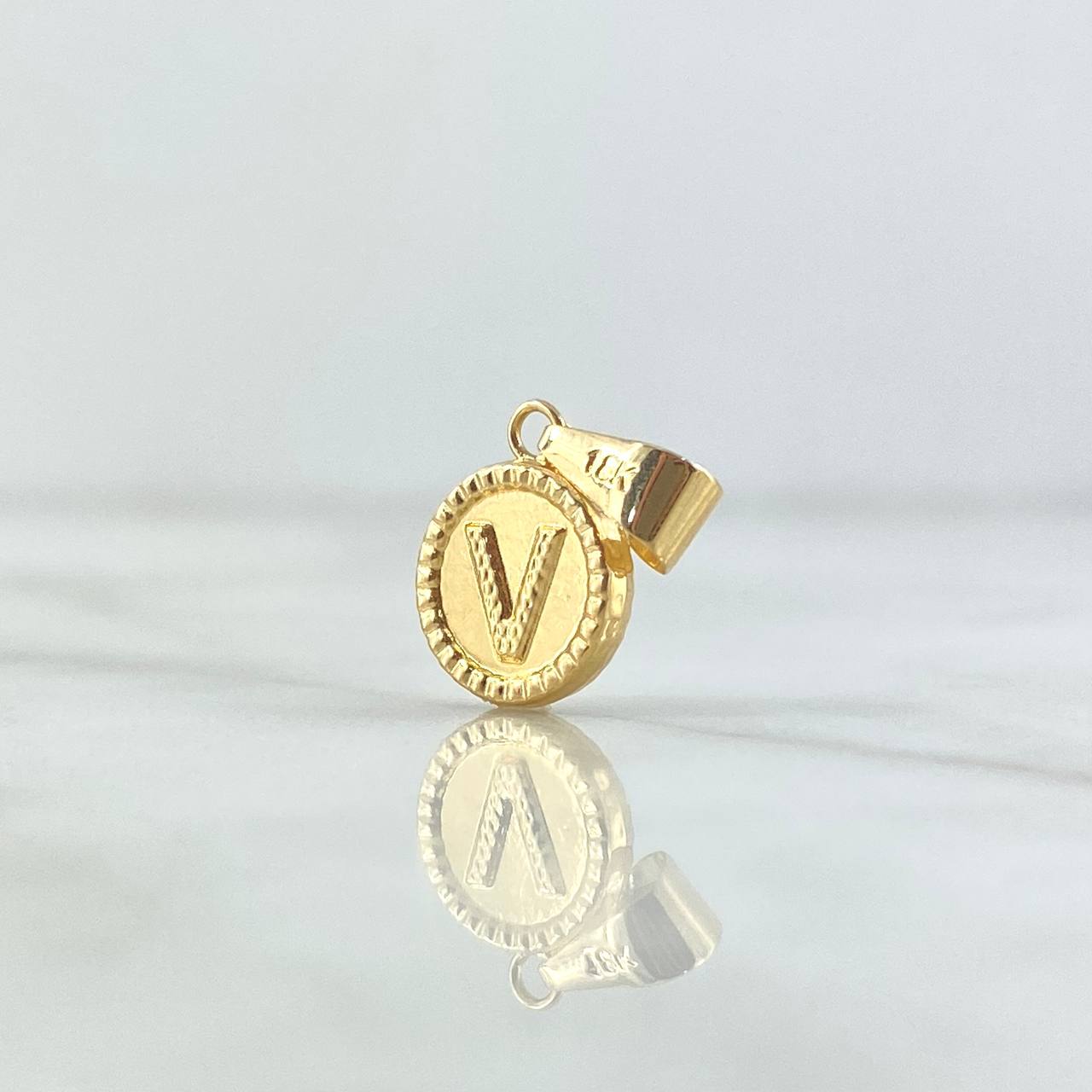 Dije Letra V Lisa 0.6gr / 1.9cm / Circulo Bordeado Oro Amarillo 18K