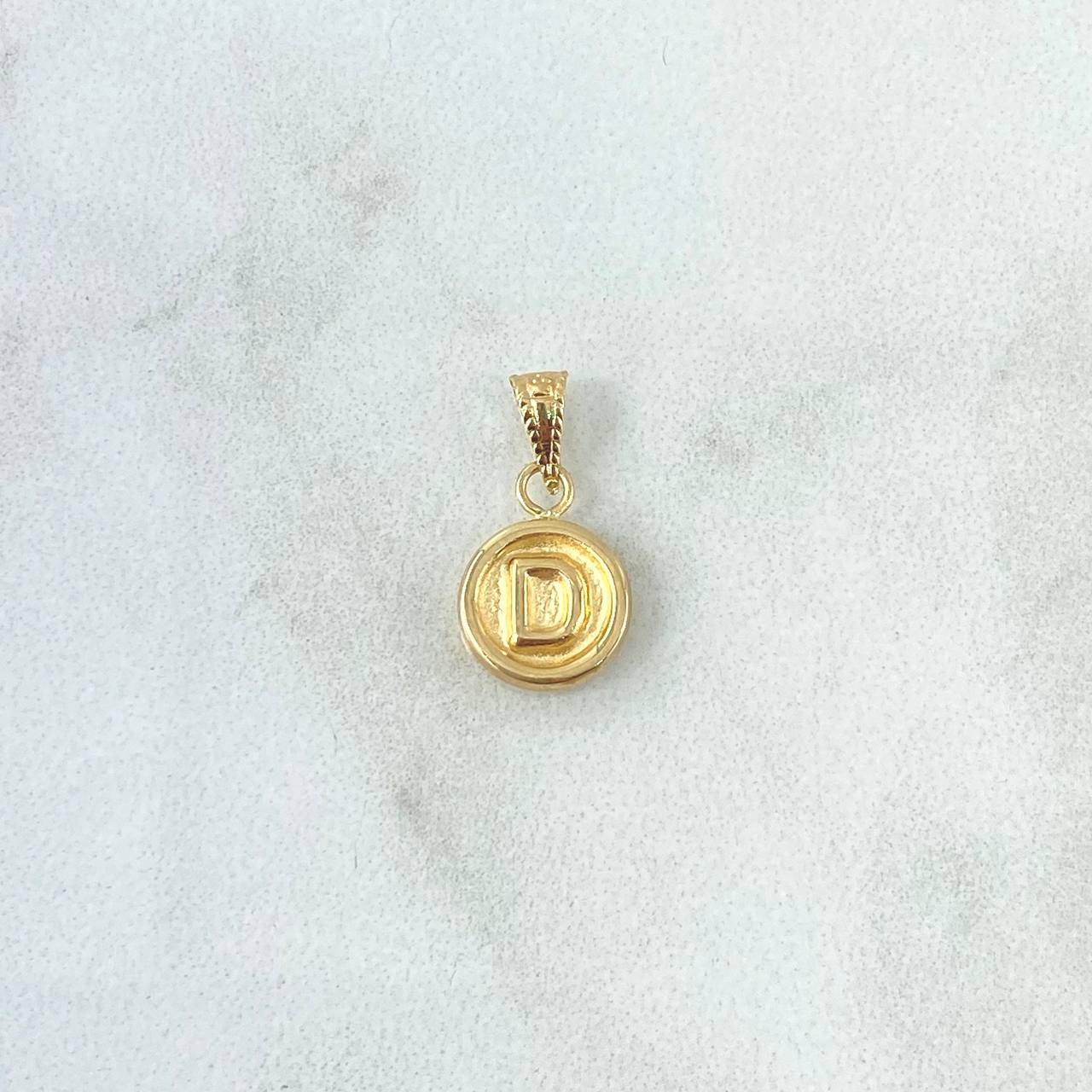 Dije Letra D 0.4gr / 1.5cm / Circulo Mate - Cargador Bordeado Oro Amarillo 18K *