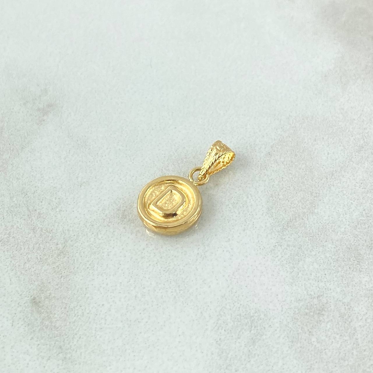 Dije Letra D 0.4gr / 1.5cm / Circulo Mate - Cargador Bordeado Oro Amarillo 18K *