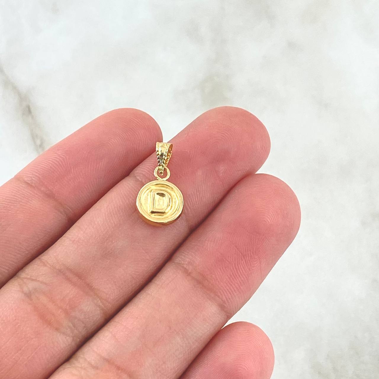 Dije Letra D 0.4gr / 1.5cm / Circulo Mate - Cargador Bordeado Oro Amarillo 18K *