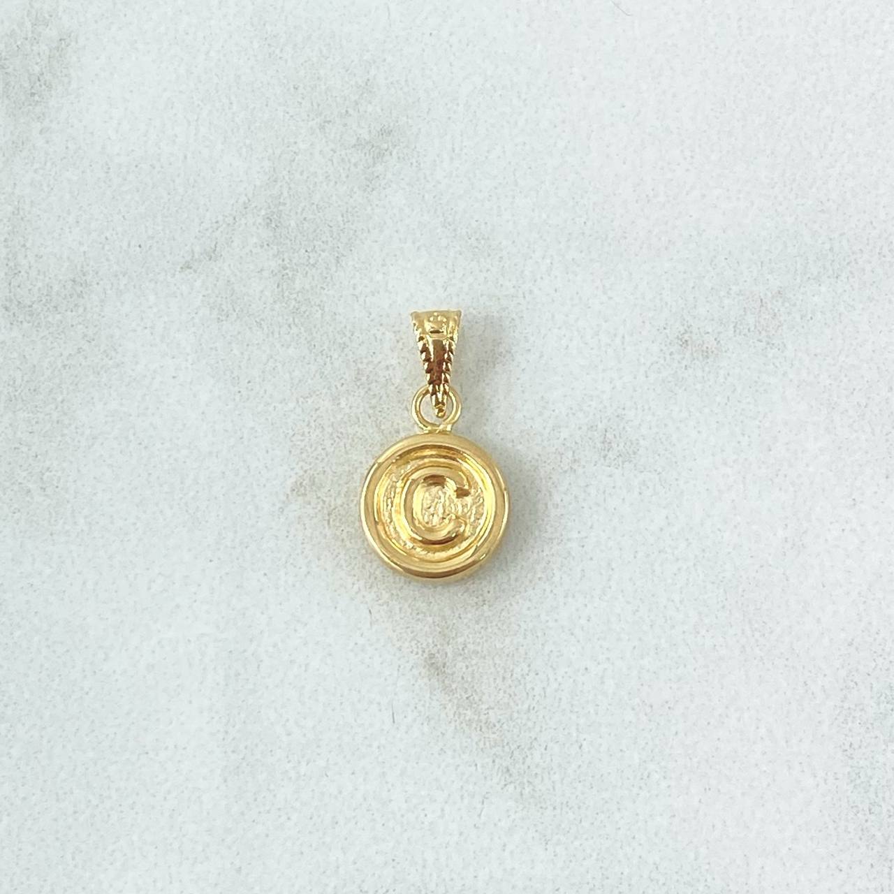 Dije Letra C  0.4gr / 1.5cm / Circulo Mate - Cargador Bordeado Oro Amarillo 18K *