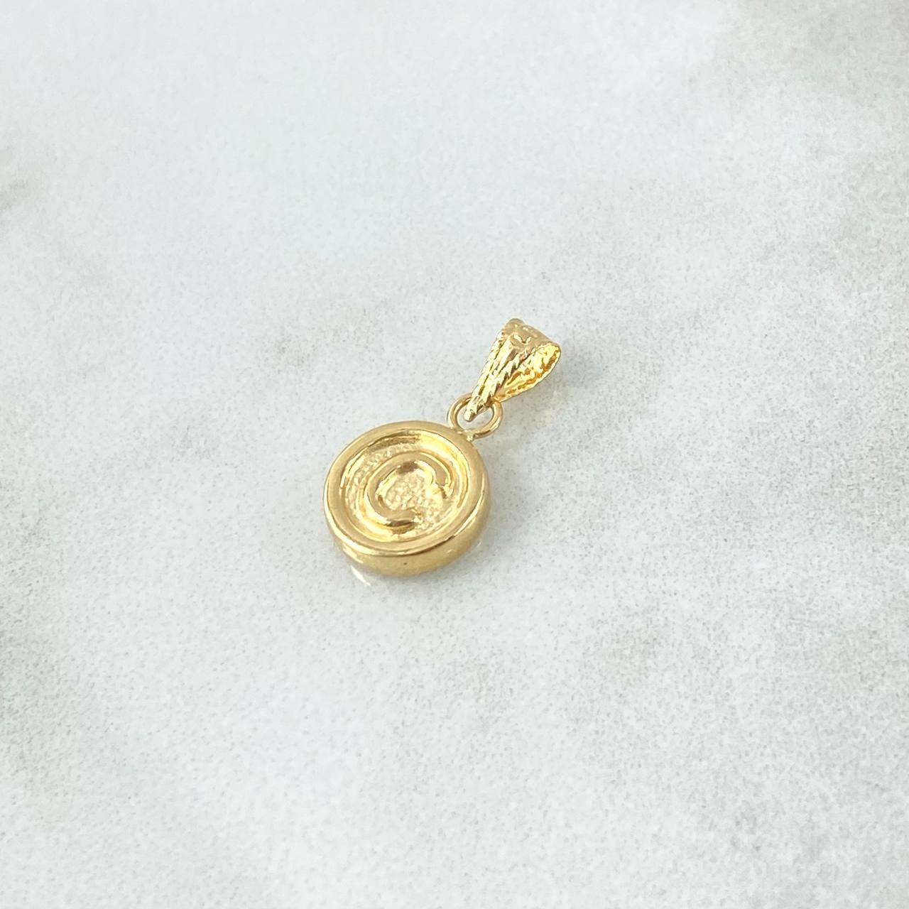 Dije Letra C  0.4gr / 1.5cm / Circulo Mate - Cargador Bordeado Oro Amarillo 18K *