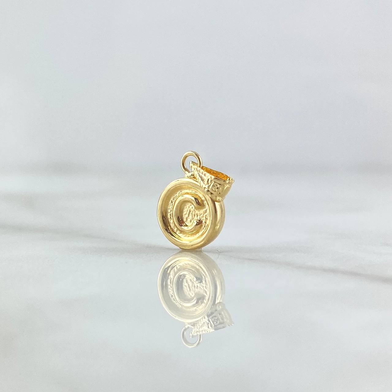 Dije Letra C  0.4gr / 1.5cm / Circulo Mate - Cargador Bordeado Oro Amarillo 18K *