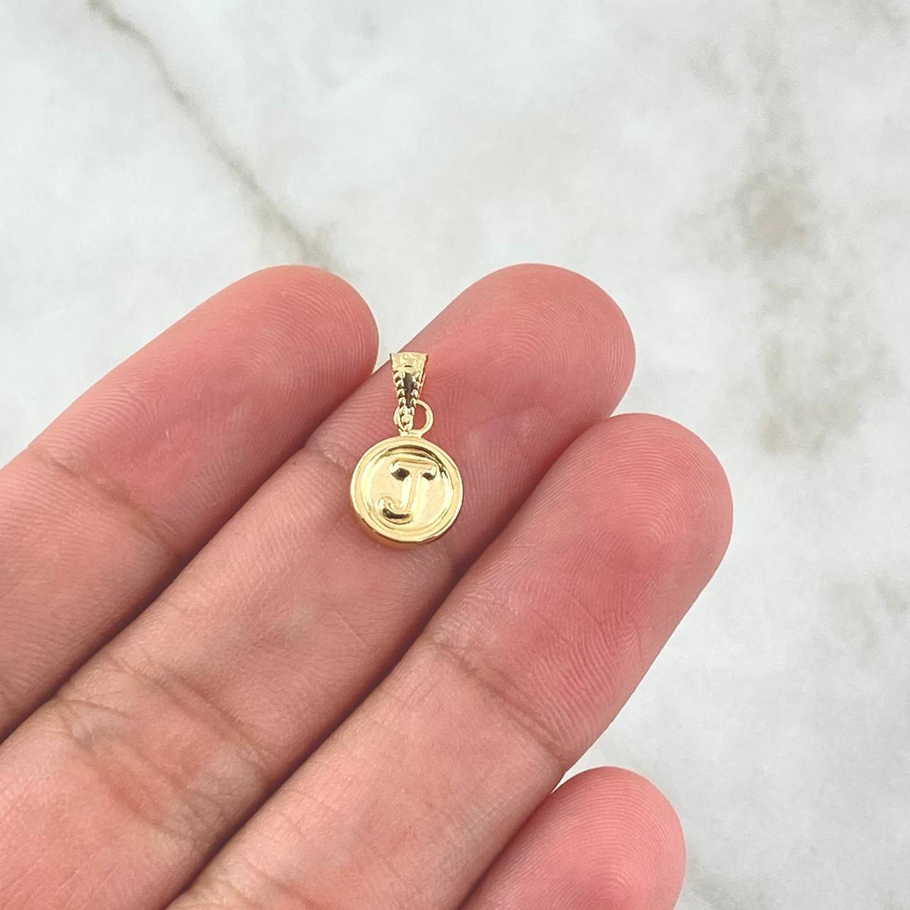 Dije Letra J  0.4gr / 1.5cm / Circulo Mate - Cargador Bordeado Oro Amarillo 18K *