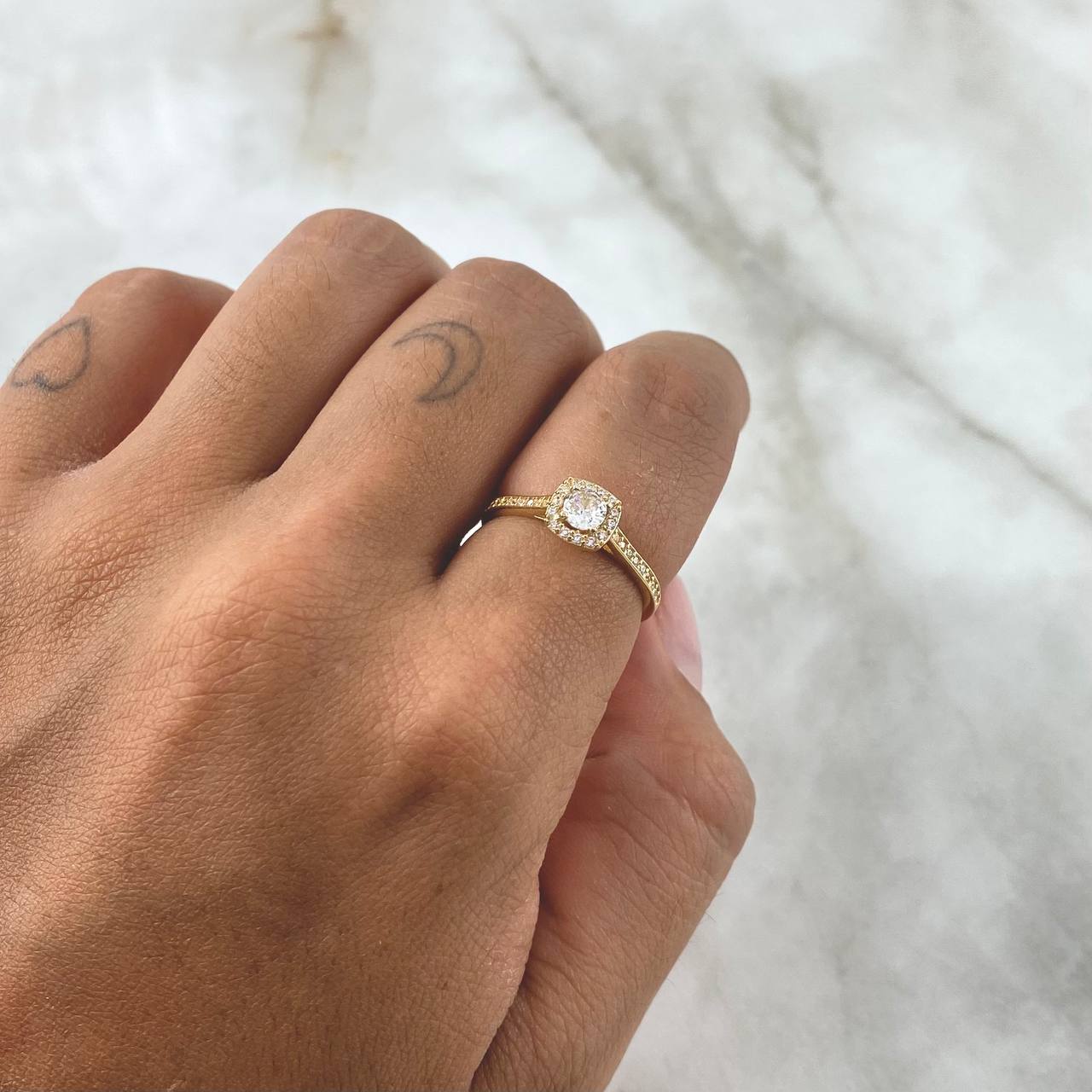Anillo Solitario Halo Tupido 2.05gr / T6 / Circones Blancos Oro Amarillo 18K *