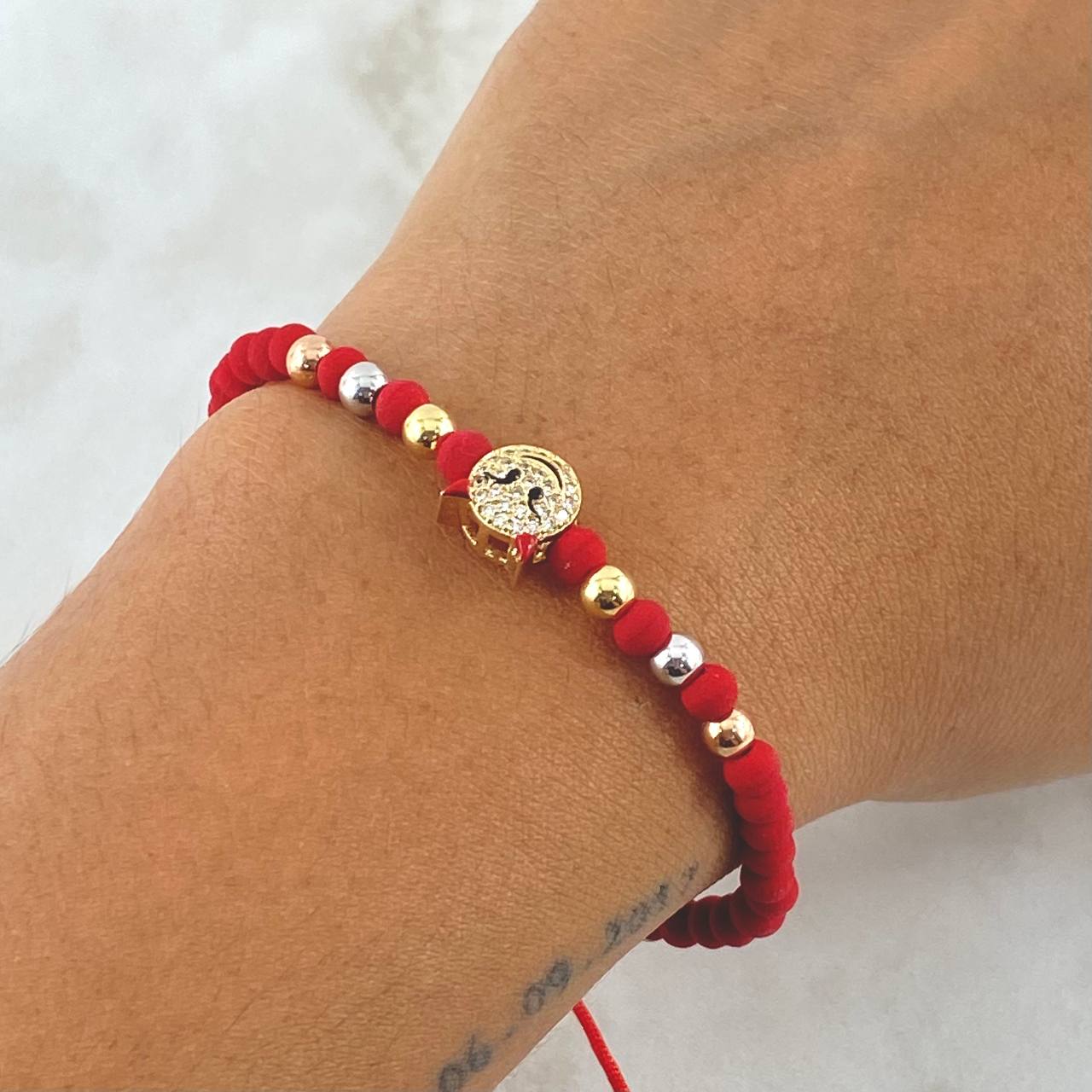 Pulsera Roja Herraje Emoji Diablito 1.7gr / 4mm Bolas Lisas 6und Neoprenos Circones Blancos Tres Oros 18K