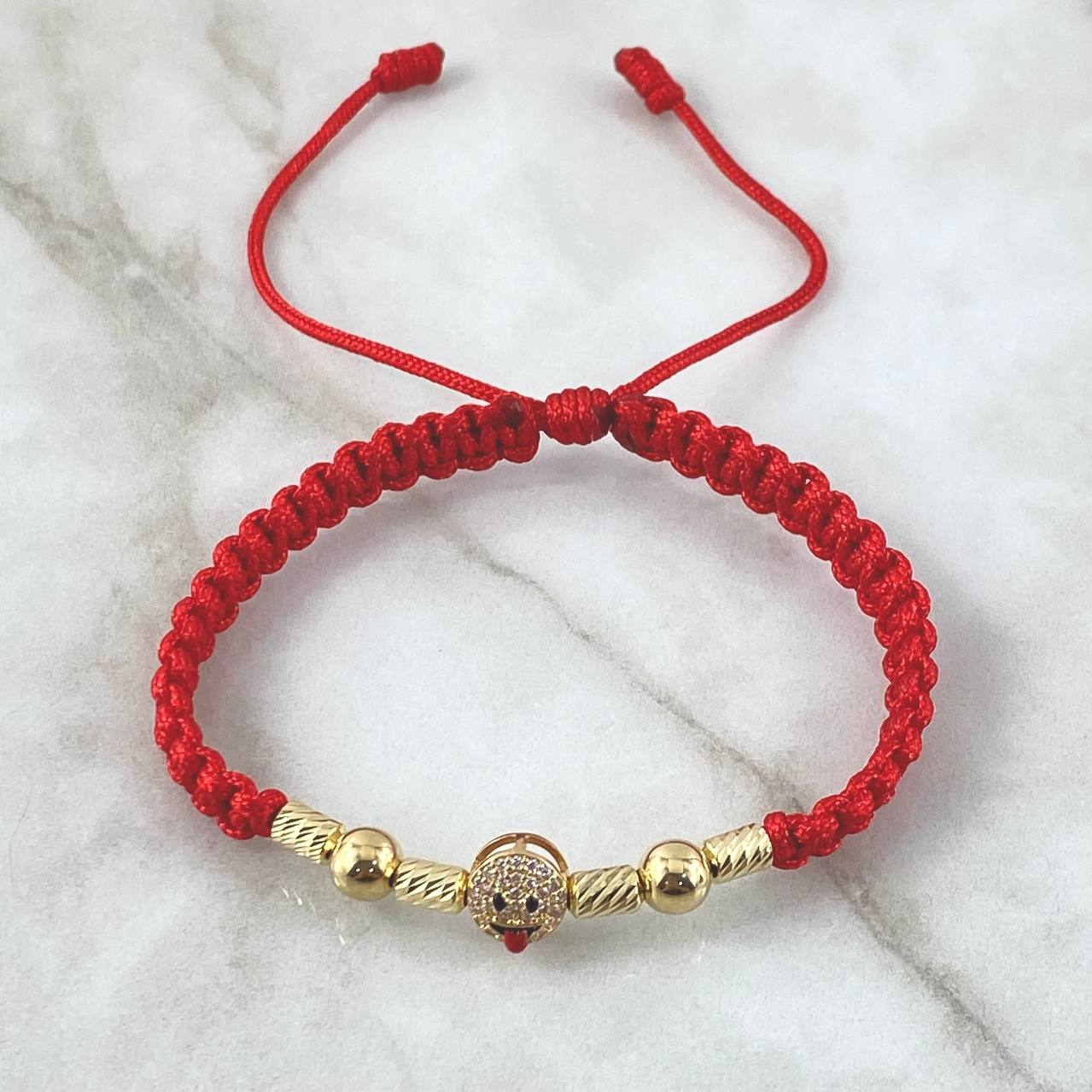 Pulsera Roja Herraje Emoji Lengua Afuera 1.9gr / 6mm Bolas Lisas 2und Cilindros Diamantados 4und Oro Amarillo 18K ©