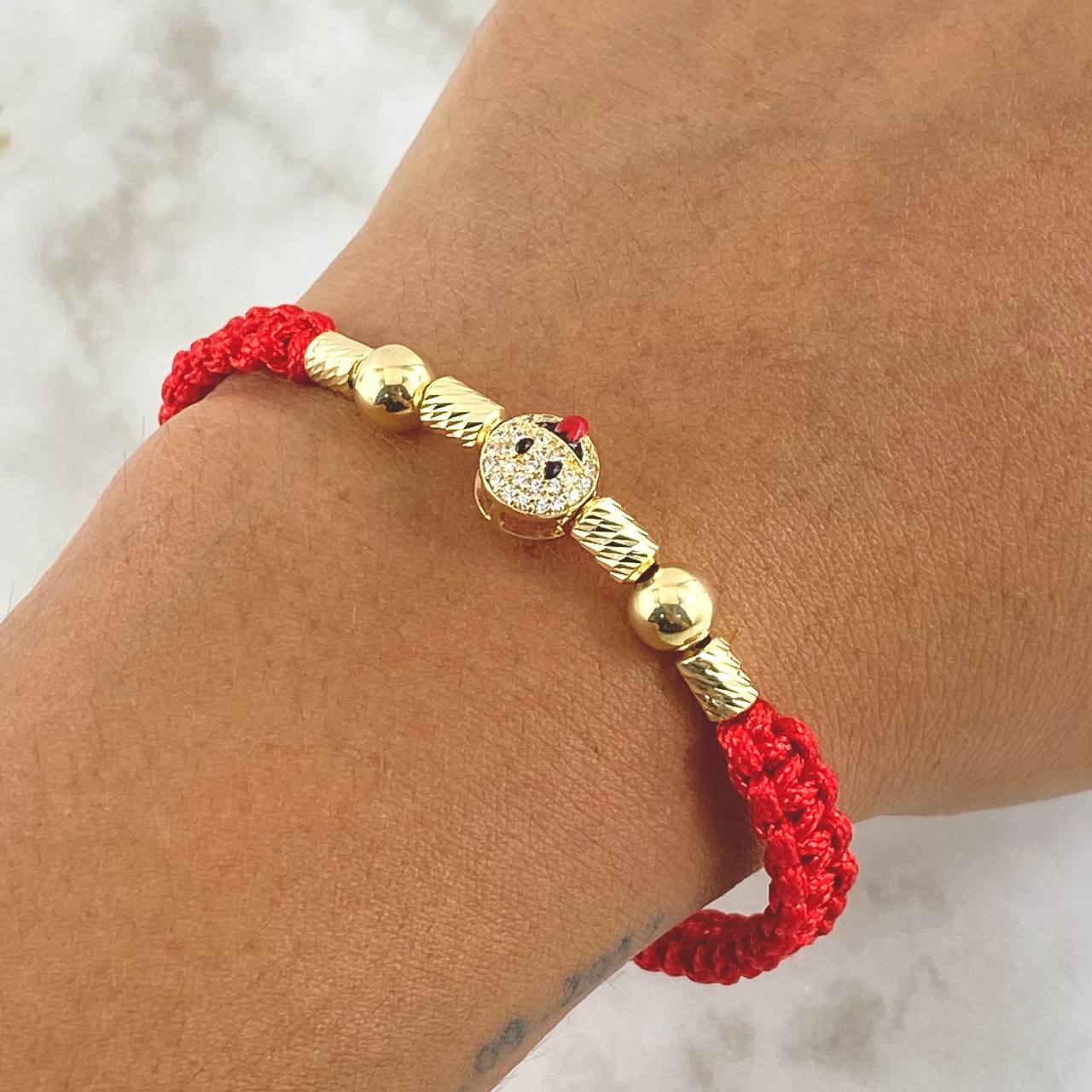 Pulsera Roja Herraje Emoji Lengua Afuera 1.9gr / 6mm Bolas Lisas 2und Cilindros Diamantados 4und Oro Amarillo 18K ©