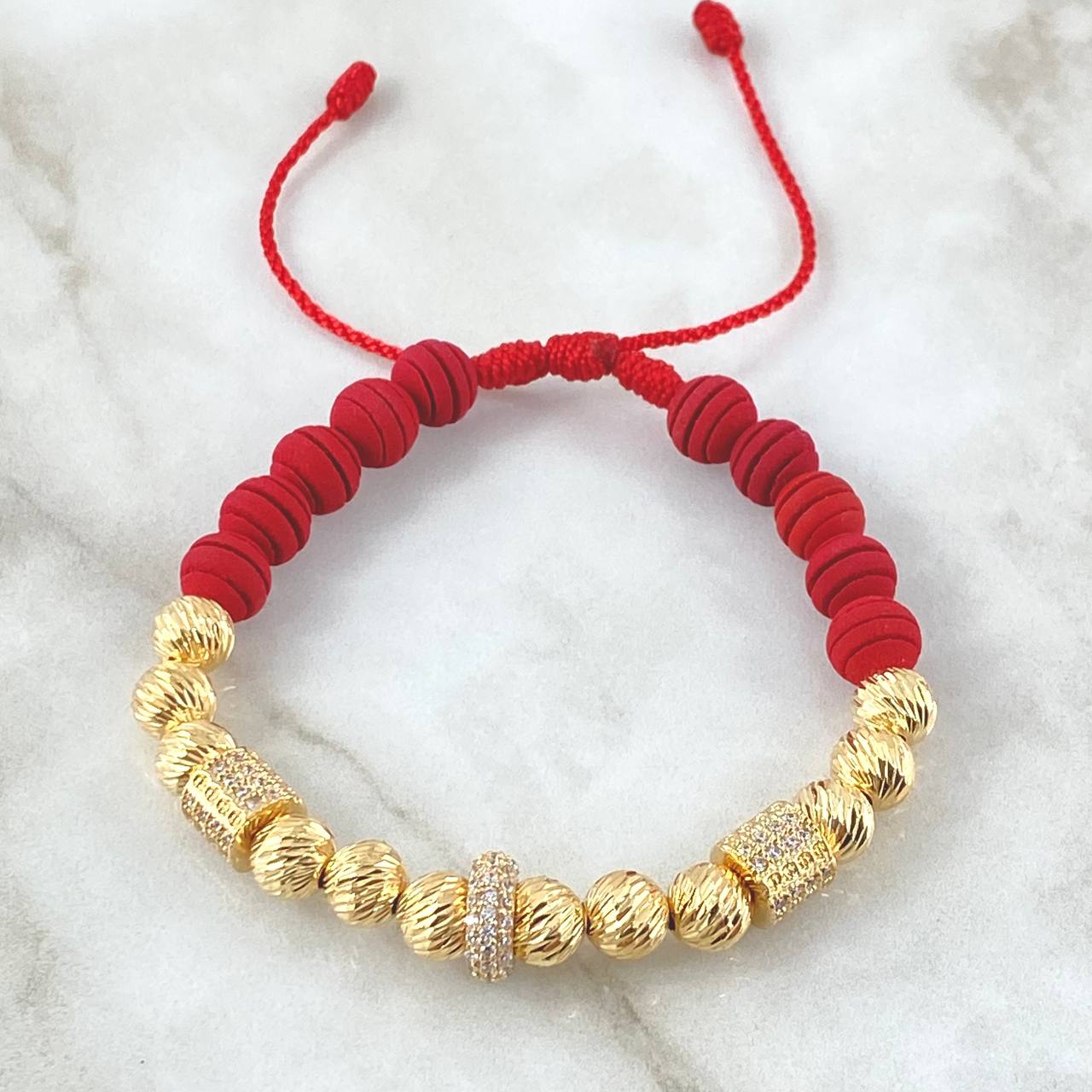 Pulsera Roja Dona Cilindros de Fuego 7.9gr / 7mm Bolas Diamantadas 12und Neoprenos Circones Blancos Oro Amarillo 18K ©