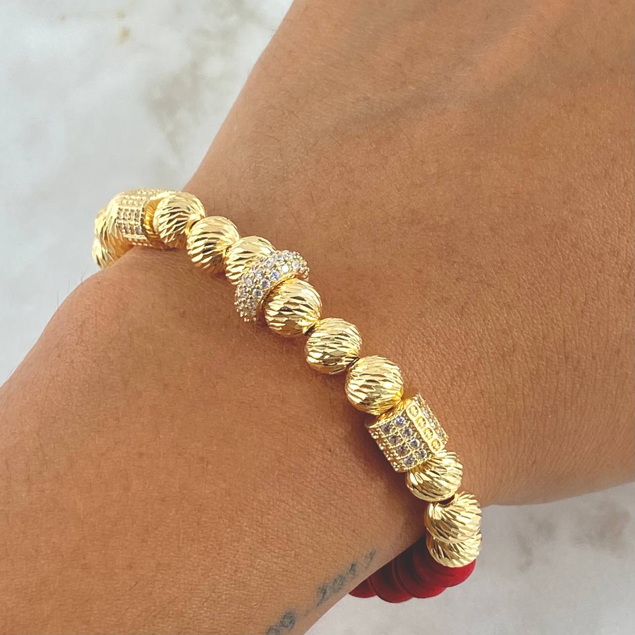 Pulsera Roja Dona Cilindros de Fuego 7.9gr / 7mm Bolas Diamantadas 12und Neoprenos Circones Blancos Oro Amarillo 18K ©