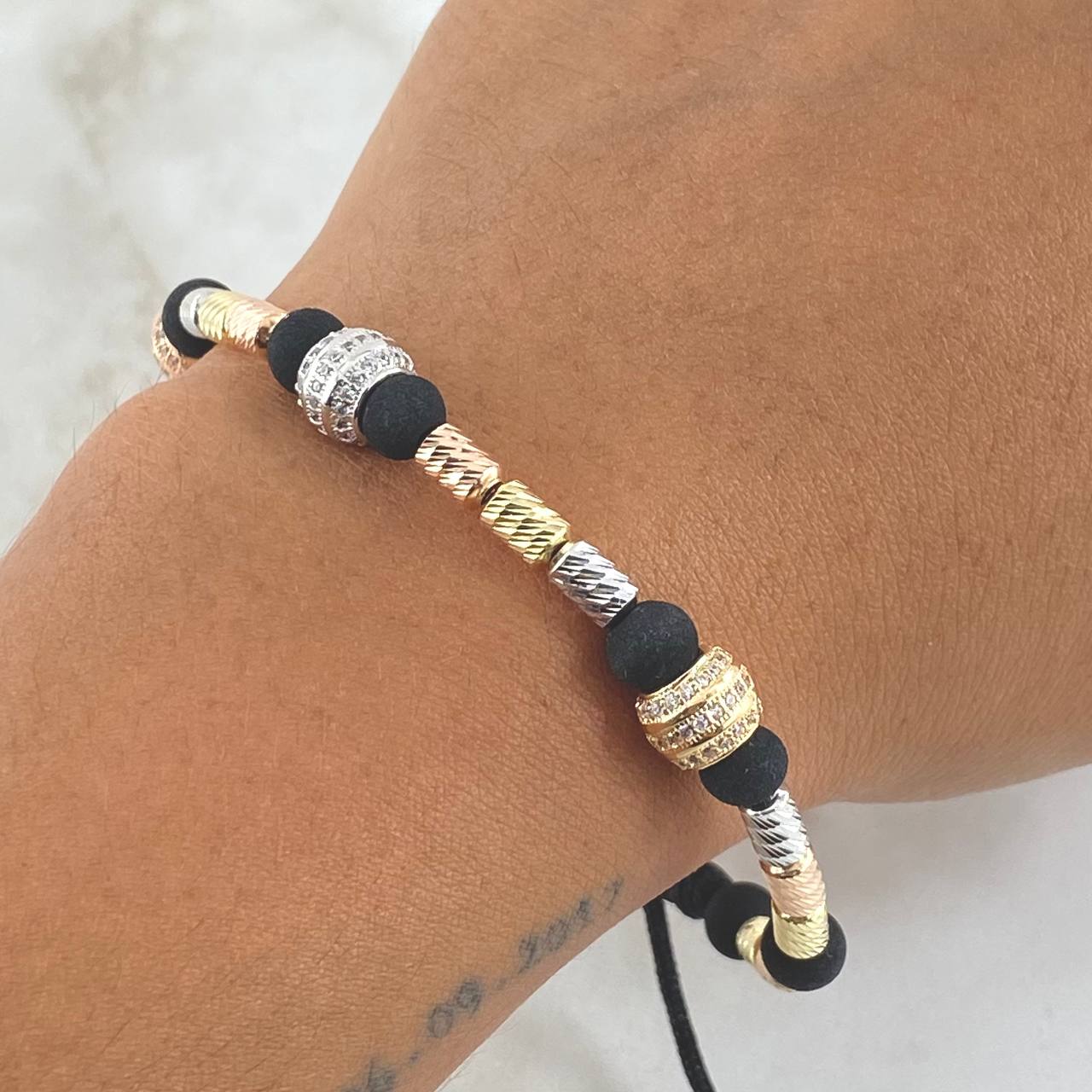Pulsera Negra Bolas de Fuego Doble Linea 6.6gr / 3mm Cilindros Diamantados 18und Circones Blancos Tres Oros 18K ©