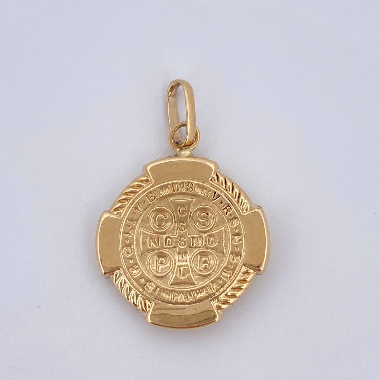Dije San Benito 1.3gr / 2.5cm / Oro 18K $