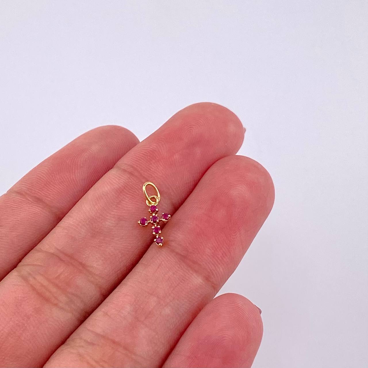 Dije Cruz Burbuja Rubíes 8pts 0.2g / 1.5cm Oro Amarillo 18K