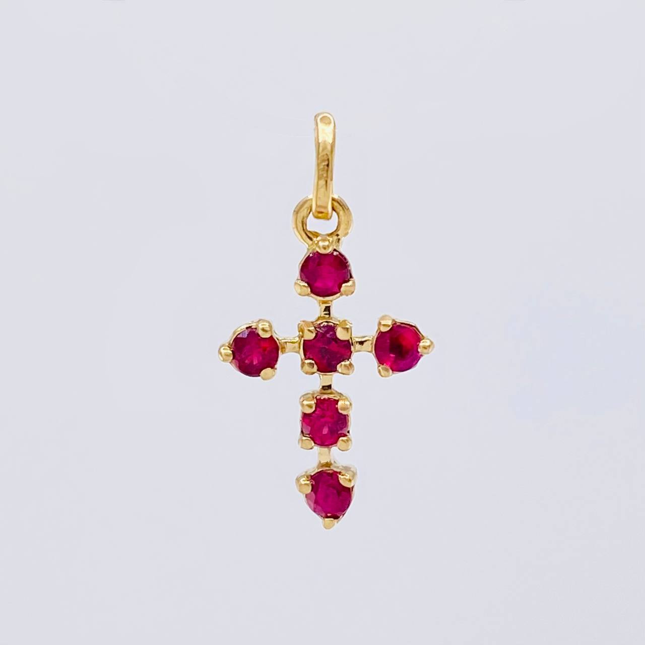 Dije Cruz Burbuja Rubíes 25pts 0.55g / 1.5cm Oro Amarillo 18K